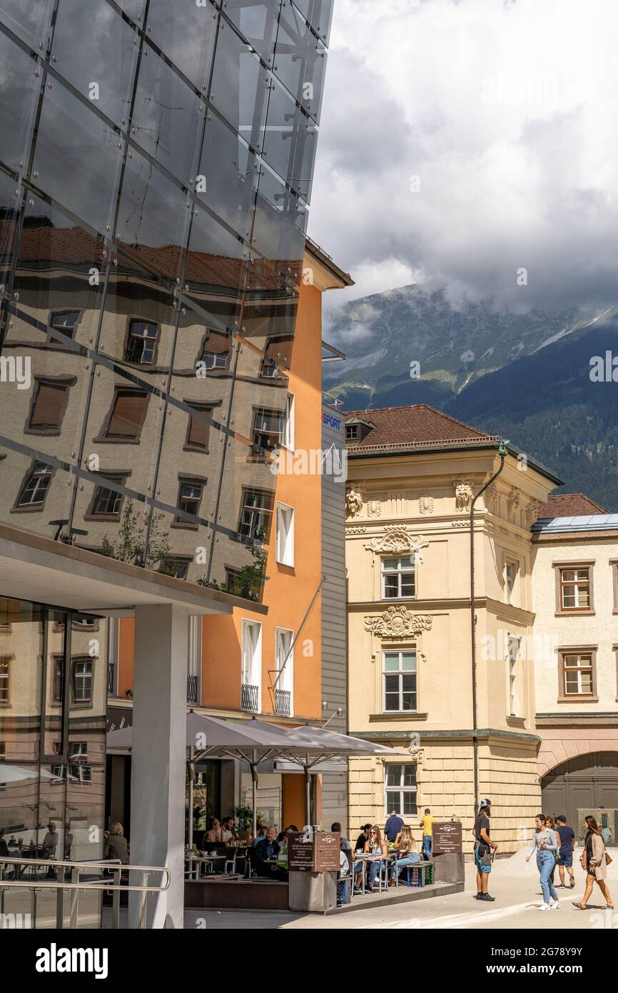 Europe, Autriche, Tyrol, Innsbruck, scène de rue sur la Landhausplatz à Innsbruck Banque D'Images