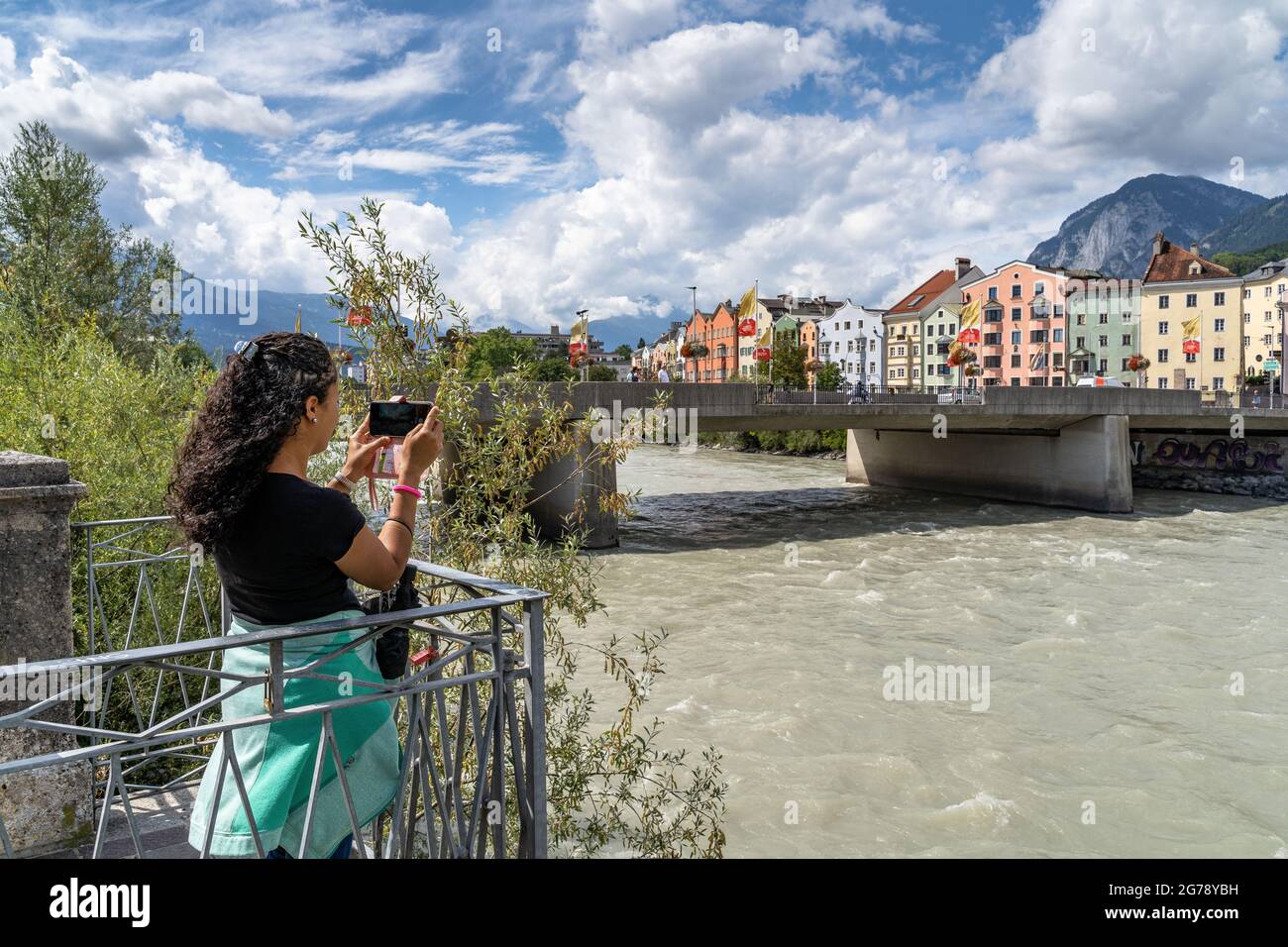 Europe, Autriche, Tyrol, Innsbruck, touriste a photographié avec son smartphone les façades colorées de la maison sur les rives de l'auberge Banque D'Images
