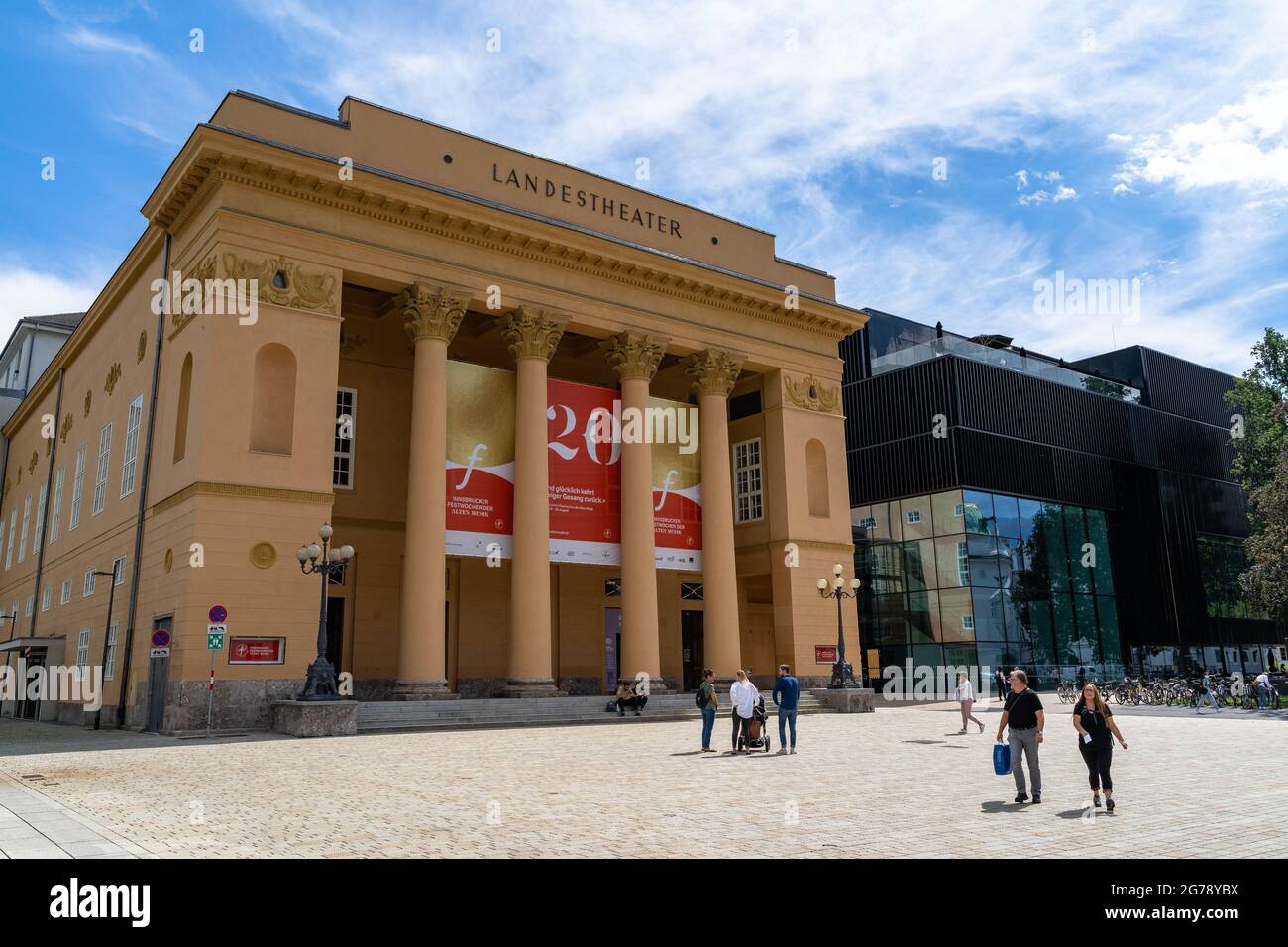 Europe, Autriche, Tyrol, Innsbruck, scène de rue en face du Théâtre d'Etat d'Innsbruck Banque D'Images