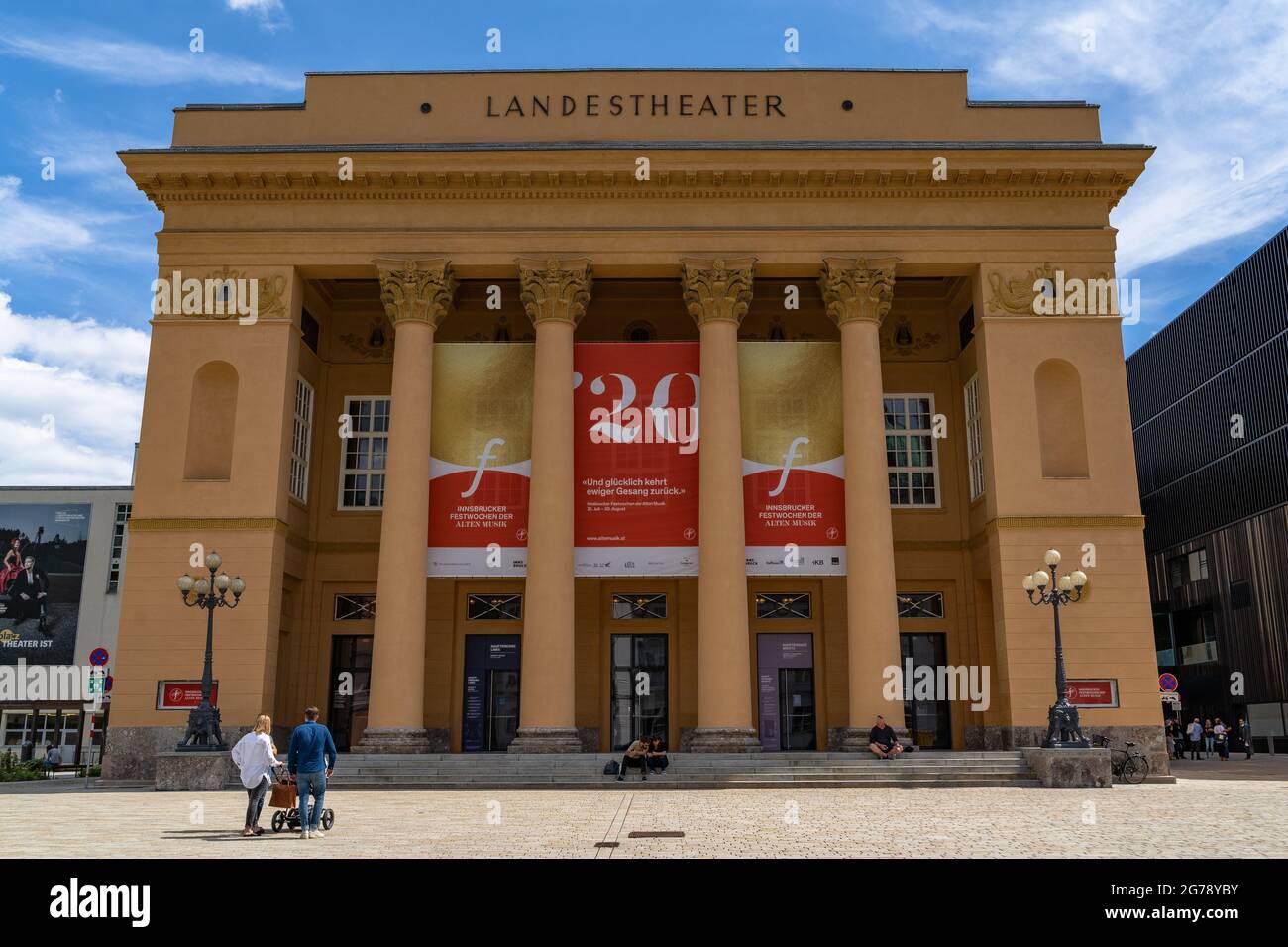 Europe, Autriche, Tyrol, Innsbruck, scène de rue en face du Théâtre d'Etat d'Innsbruck Banque D'Images