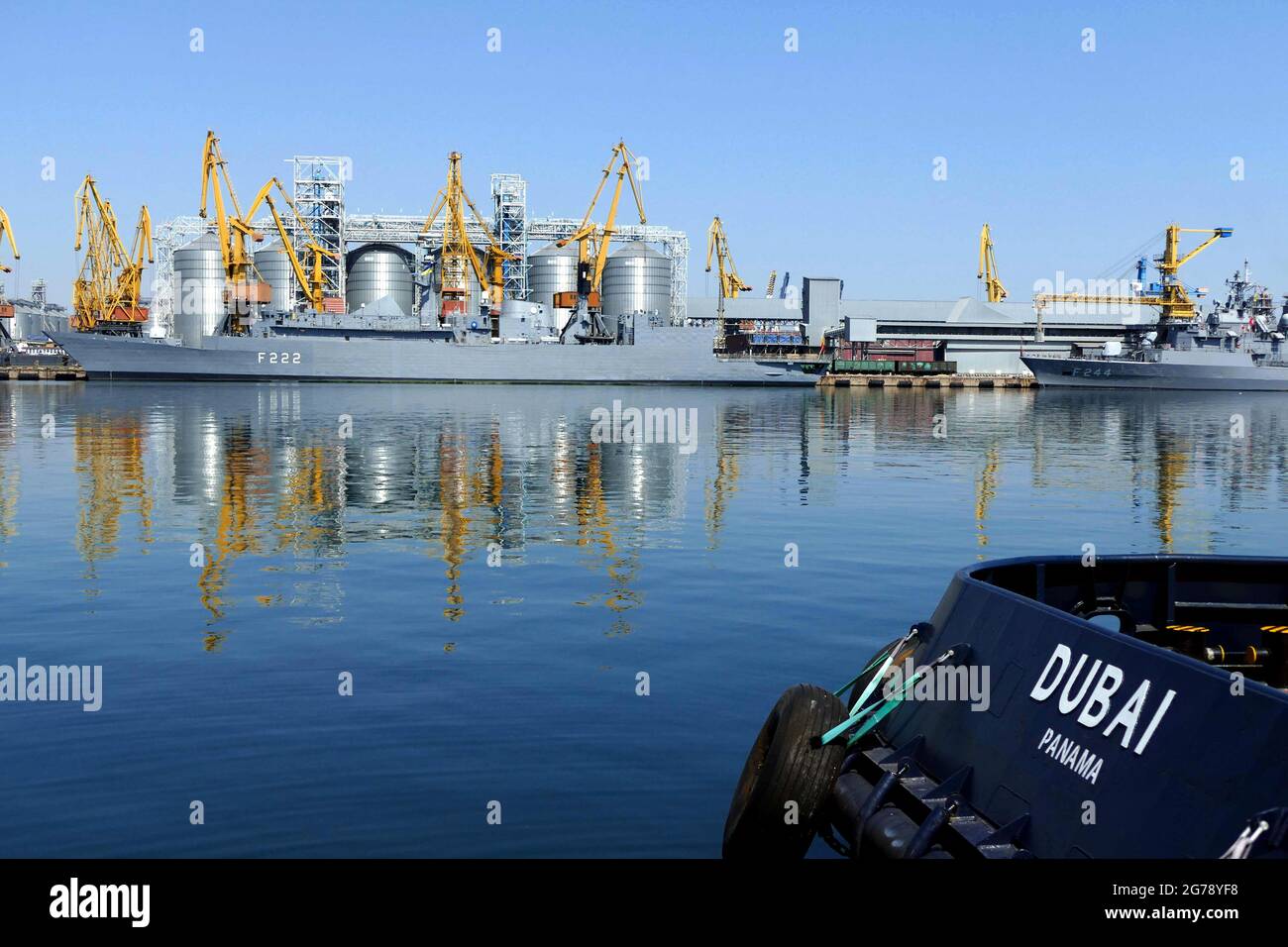 ODESA, UKRAINE - 10 JUILLET 2021 - la frégate ROS Regina Maria (F222) des Forces navales roumaines quitte le port après la fin de l'exercice Sea Breeze Banque D'Images