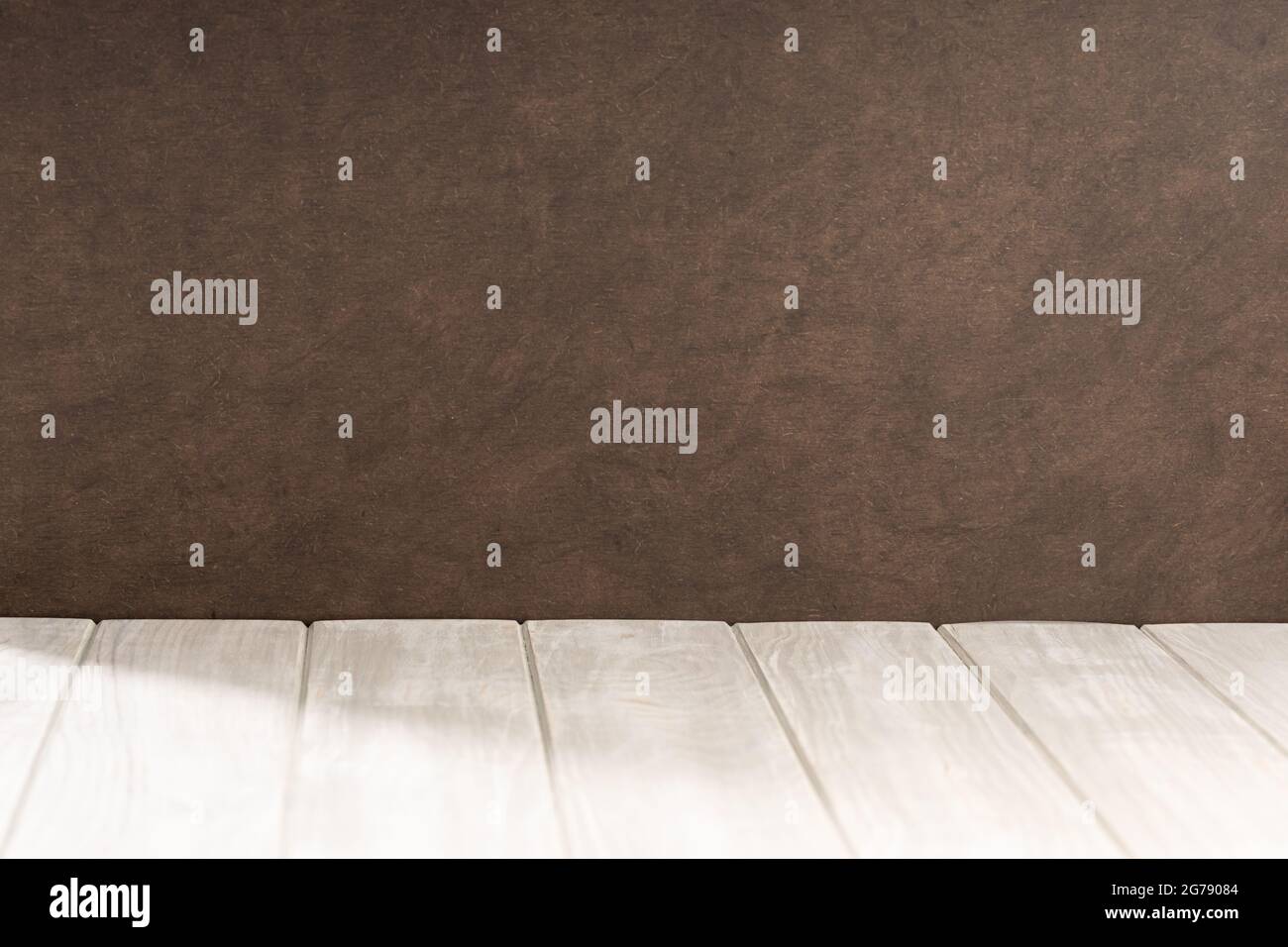 Table blanche en bois vide et fond de mur texturé brun. Copier l'espace Banque D'Images Table blanche en bois vide et fond de mur texturé brun. Copier l'espace Banque D'Images