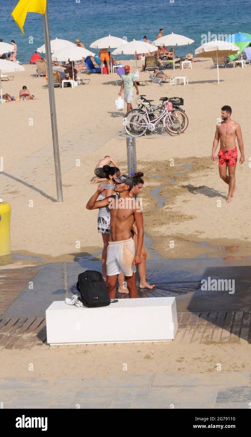 barcelone/catalogne/ Espagne/ 25July 2019/aujourd'hui les vagues de chaleur frappent 30C et 86F aujourd'hui en temeperature vagues de chaleur les gens aiment sur la plage et rafraîchit les vagues de chaleur .. (Photo..Francis Dean / Deanimages. Banque D'Images