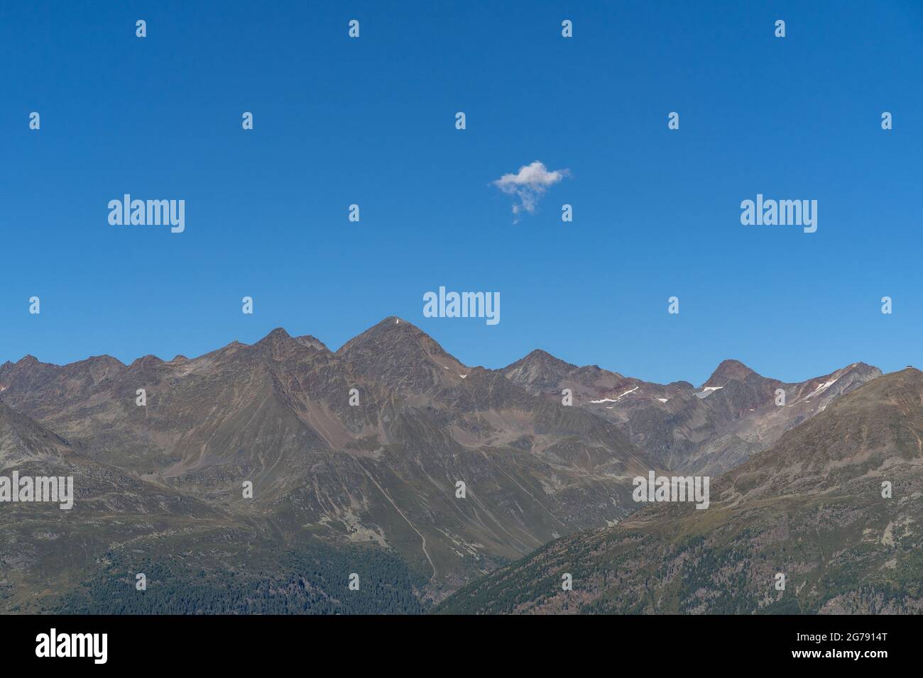 Europe, Autriche, Tyrol, Alpes de l'Ötztal, Ötztal, Vue sur les Alpes de Stubai sous un seul nuage Banque D'Images