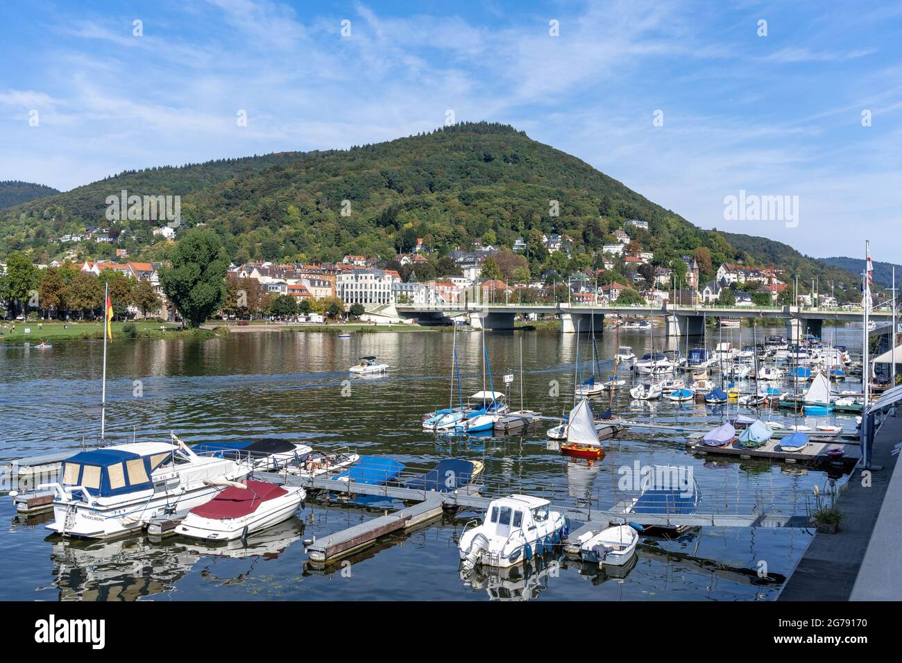 Europe, Allemagne, Bade-Wurtemberg, Heidelberg, port de plaisance dans le Neckar avec le pont Theodor-Heuss Banque D'Images