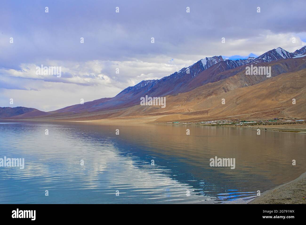 Le Pangong TSO ou le lac Pangong est un lac d'eau saumâtre, des marais et des terres humides. Paysage un lac endorheic dans l'himalaya, Jammu et Cachemire, Inde. JU Banque D'Images