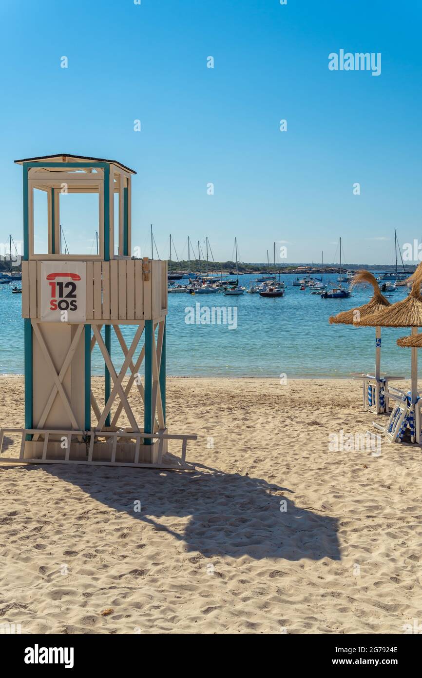 Colonia de Sant Jordi, Espagne; juillet 02 2021: Tour de guet dans la plage majorquine de Colonia de Sant Jordi, avec le symbole du numéro 112 à cal Banque D'Images