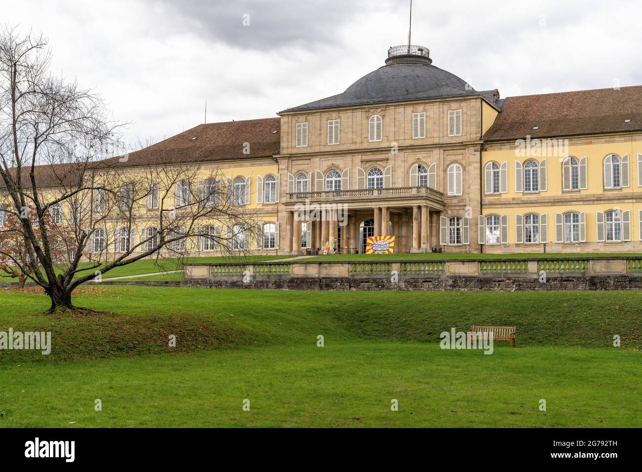 Europe, Allemagne, Bade-Wurtemberg, Stuttgart, Château de Hohenheim, Vue sur le château de Hohenheim dans le parc automnal Banque D'Images