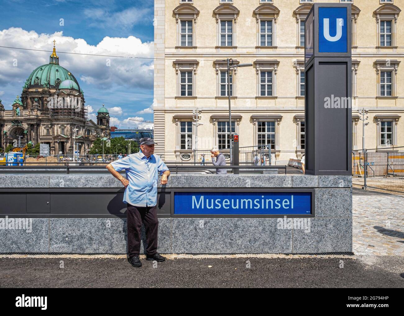 U Museuminsel, Unter den Linden, Mitte, Berlin. La nouvelle gare souterraine conçue par l'architecte Max Dudler a ouvert ses portes le 9 juillet 2021. Dudier a été inspirée par Friedrich Schinkel qui a conçu mai des bâtiments historiques de la région. Le plafond de la station, un ciel étoilé, fait référence à une décoration que Schinkel a conçue en 1816 pour une représentation de la « Flûte enchantée » de Mozart. Le ciel en bleu profond et 6662 lumières créent les étoiles. Banque D'Images