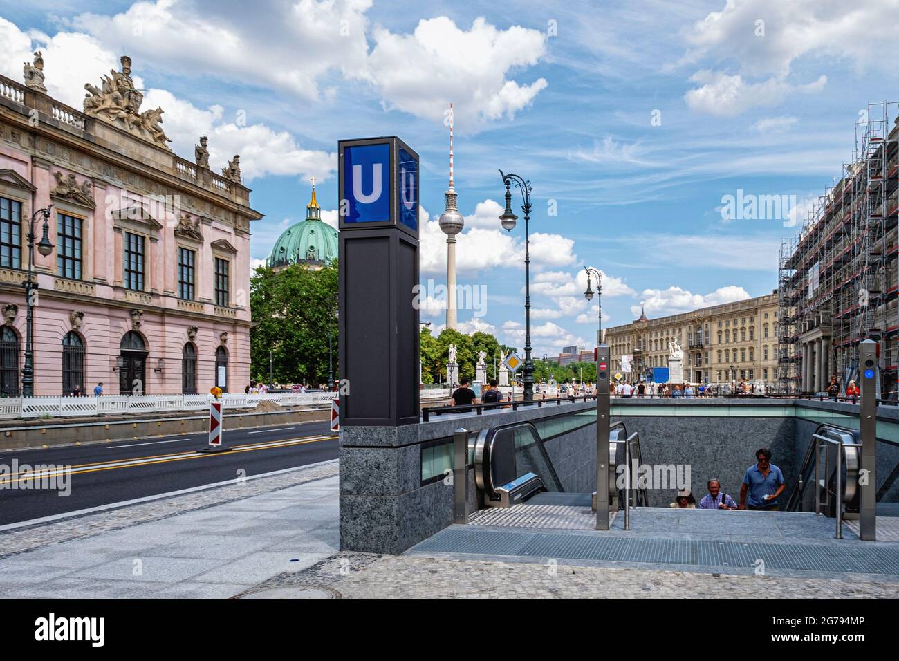 U Museumsinsel, Unter den Linden, Mitte, Berlin. La nouvelle gare souterraine conçue par l'architecte Max Dudler a ouvert ses portes le 9 juillet 2021. Dudier a été inspirée par Friedrich Schinkel qui a conçu mai des bâtiments historiques de la région. Le plafond de la station, un ciel étoilé, fait référence à une décoration que Schinkel a conçue en 1816 pour une représentation de la « Flûte enchantée » de Mozart. Le ciel en bleu profond et 6662 lumières créent les étoiles. Banque D'Images