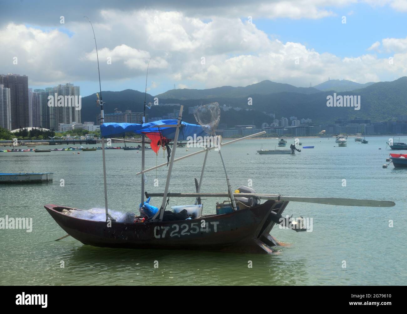Un petit bateau de pêche avec un moteur hors-bord à terre à Wu Kai Sha Beach, Hong Kong Banque D'Images