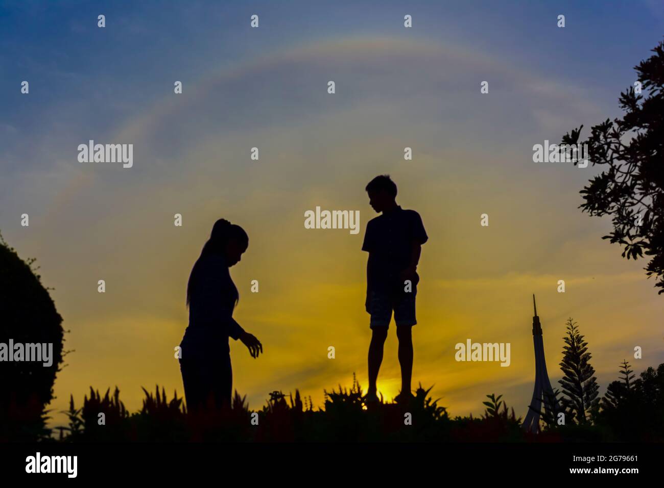 Silhouette les randonneurs aident à faire monter votre ami à son sommet avec un ciel magnifique au coucher du soleil.Success Outdoors concept.Cross processing et Split Tone nouvelle tendance Banque D'Images