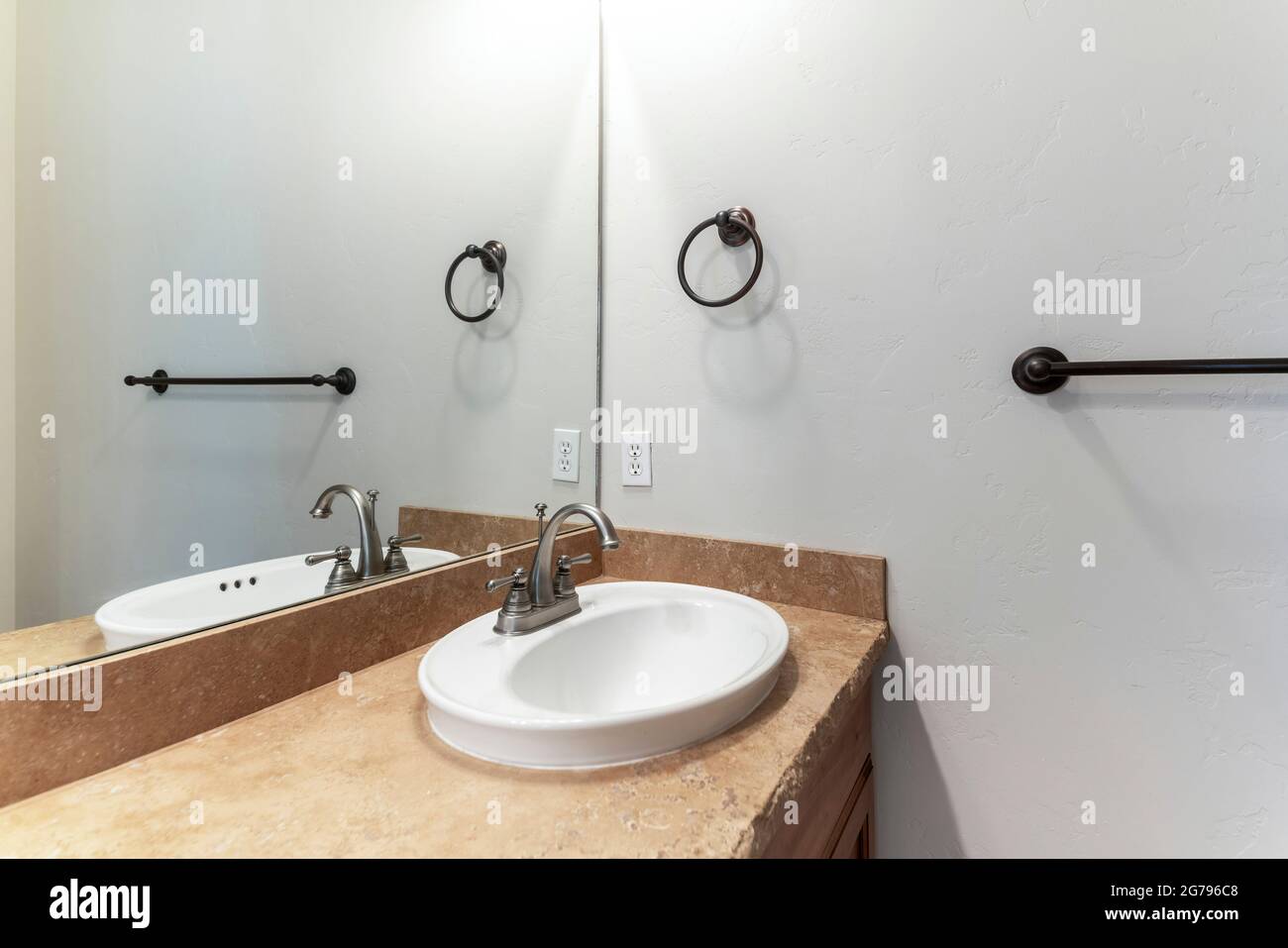 Lavabo avec comptoir en granit et miroir à l'intérieur de la salle de bains  Photo Stock - Alamy