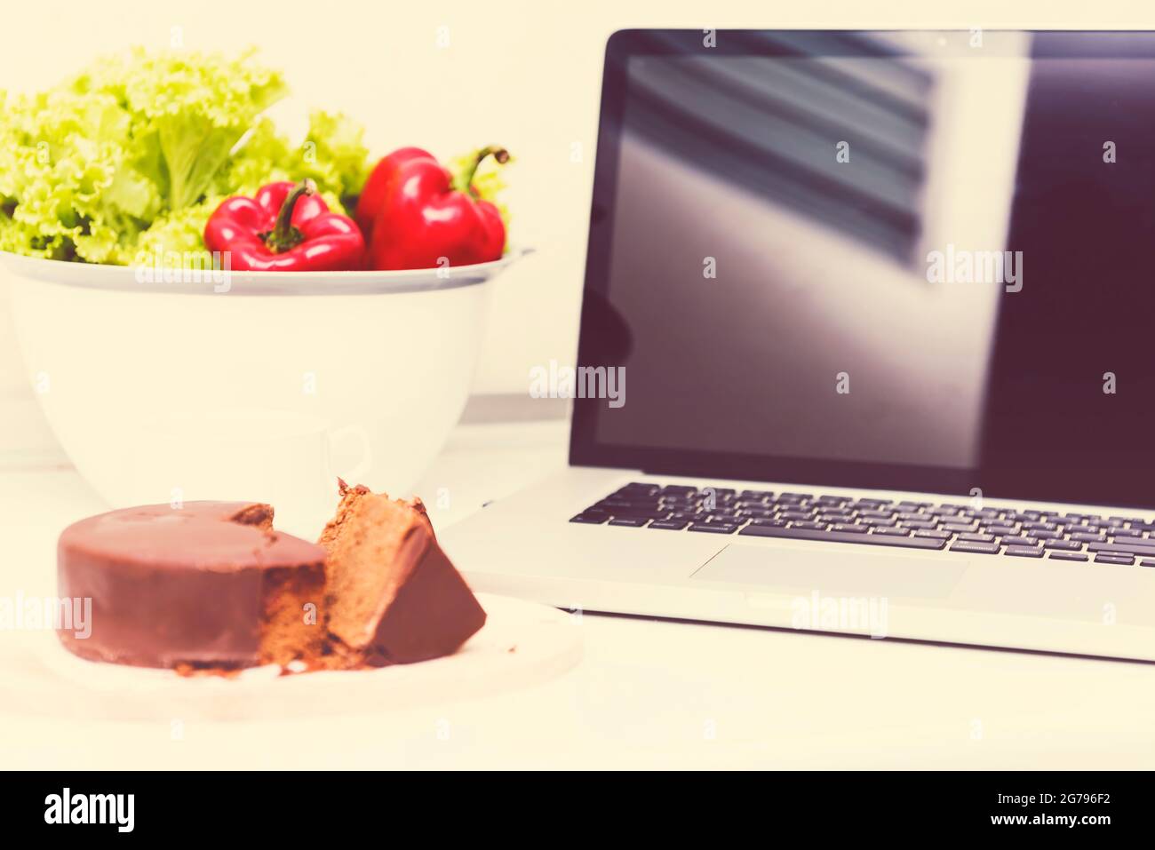 Flou D Ordinateur Portable Dans La Cuisine Avec Gateau Veinna Et Legumes Colores Concept De Cuisine Style De Vie Traitement Croise Et Ton Divise Nouvelle Couleur T Photo Stock Alamy