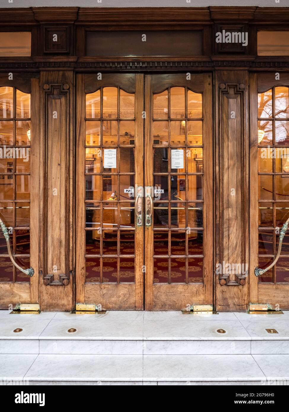 Theatre Doors, Londres. Les portes en bois ouvragées de l'entrée principale d'un ancien théâtre traditionnel du West End. Banque D'Images