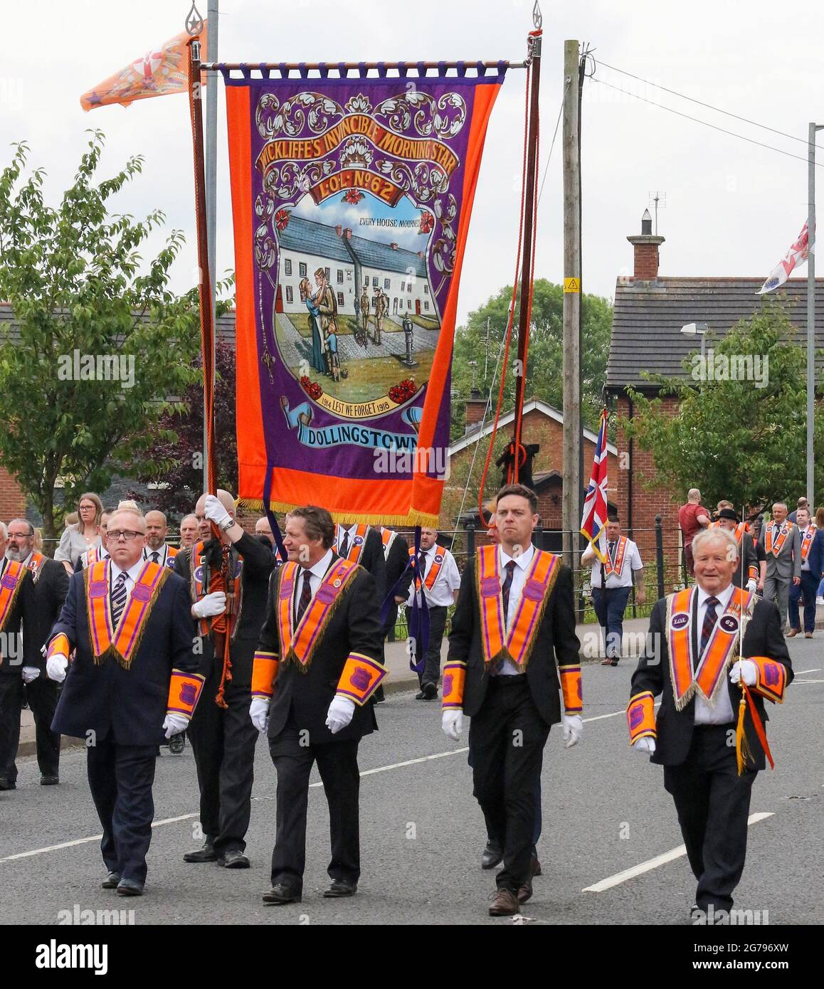 Magheralin, County Down, Irlande du Nord, Royaume-Uni. 12 juillet 2021. Le 12 juillet a été marqué par cette parade de l'ordre d'Orange dans le village de Magheralin. Treize lodges et trois groupes du Lower Iveagh West District ont défilé dans l'une des cent défilés d'Irlande du Nord. Des défilés locaux plus petits ont eu lieu cette année pour minimiser le risque continu de Covid 19 par les rassemblements normaux beaucoup plus grands. Les défilés à travers l'Irlande du Nord marquent la victoire de Guillaume d'Orange sur James à la bataille de la Boyne en 1690. Crédit : CAZIMB/Alamy Live News. Banque D'Images