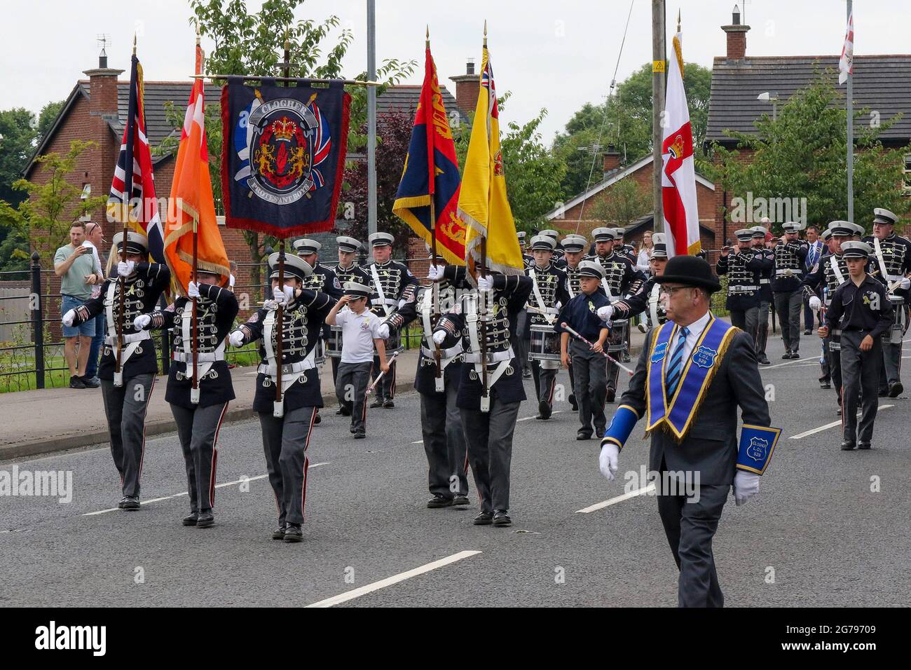 Magheralin, County Down, Irlande du Nord, Royaume-Uni. 12 juillet 2021. Le 12 juillet a été marqué par cette parade de l'ordre d'Orange dans le village de Magheralin. Treize lodges et trois groupes du Lower Iveagh West District ont défilé dans l'une des cent défilés d'Irlande du Nord. Des défilés locaux plus petits ont eu lieu cette année pour minimiser le risque continu de Covid 19 par les rassemblements normaux beaucoup plus grands. Les défilés à travers l'Irlande du Nord marquent la victoire de Guillaume d'Orange sur James à la bataille de la Boyne en 1690. Crédit : CAZIMB/Alamy Live News. Banque D'Images