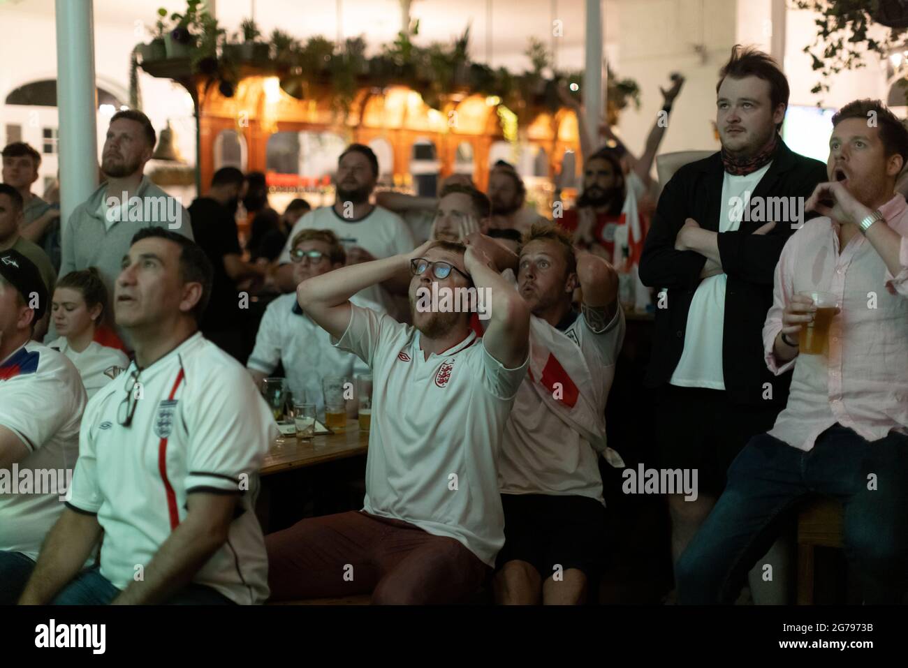 Les fans de football anglais regardent la finale EURO20 entre l'Angleterre et l'Italie dans un pub à Vauxhall, Londres, Angleterre, Royaume-Uni Banque D'Images