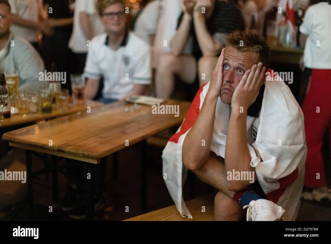 Les fans de football anglais regardent la finale EURO20 entre l'Angleterre et l'Italie dans un pub à Vauxhall, Londres, Angleterre, Royaume-Uni Banque D'Images