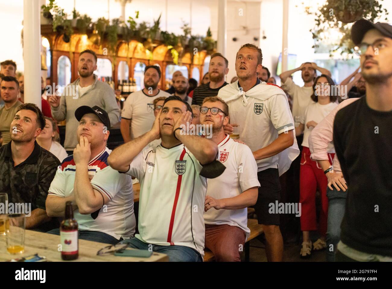 Les fans de football anglais regardent la finale EURO20 entre l'Angleterre et l'Italie dans un pub à Vauxhall, Londres, Angleterre, Royaume-Uni Banque D'Images