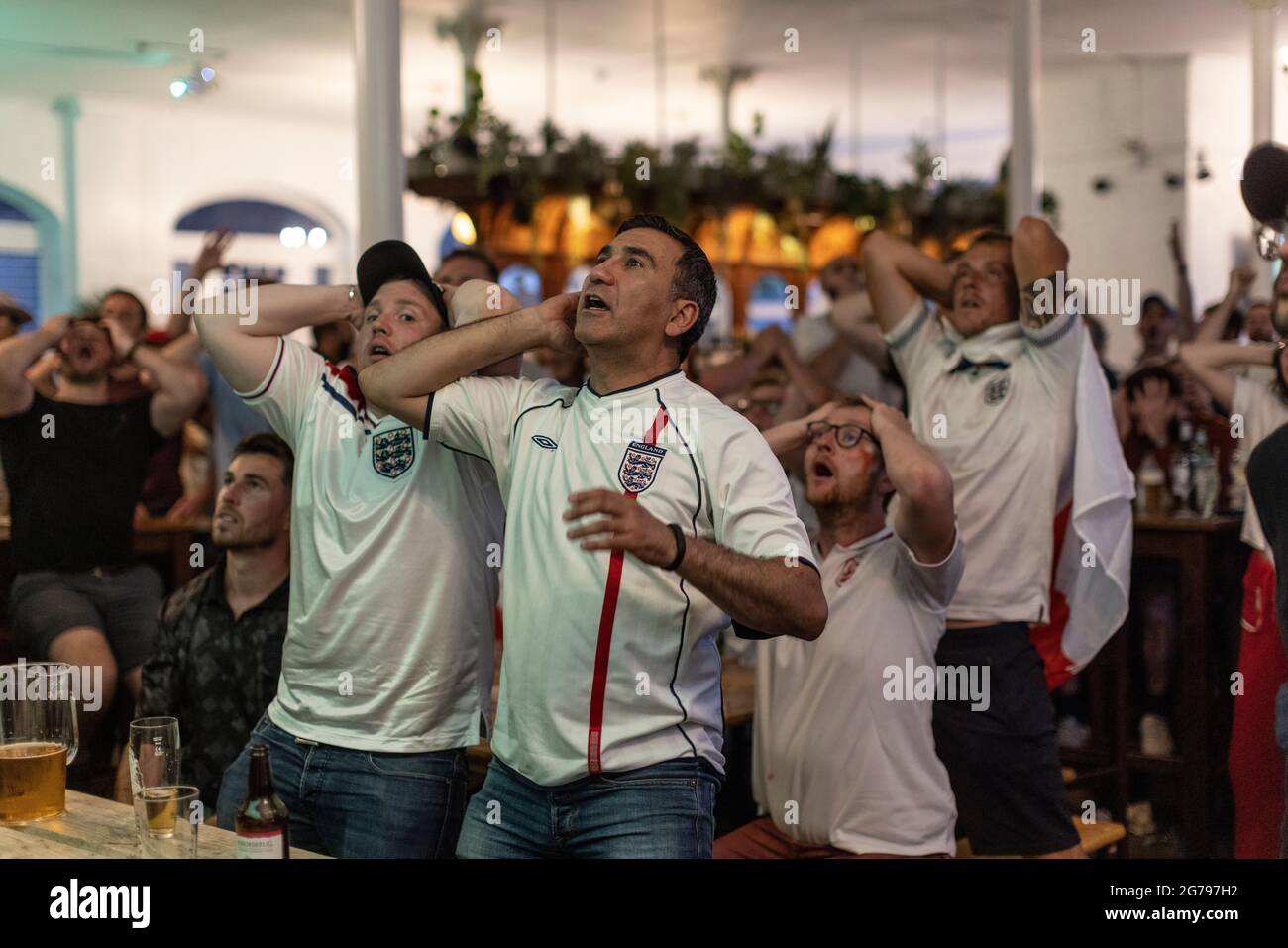 Les fans de football anglais regardent la finale EURO20 entre l'Angleterre et l'Italie dans un pub à Vauxhall, Londres, Angleterre, Royaume-Uni Banque D'Images