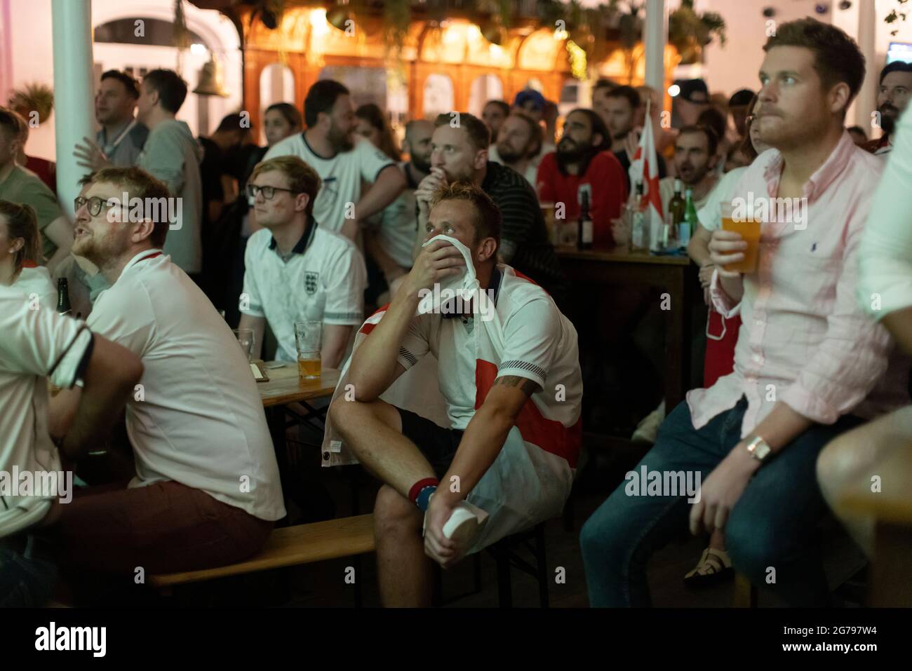 Les fans de football anglais regardent la finale EURO20 entre l'Angleterre et l'Italie dans un pub à Vauxhall, Londres, Angleterre, Royaume-Uni Banque D'Images