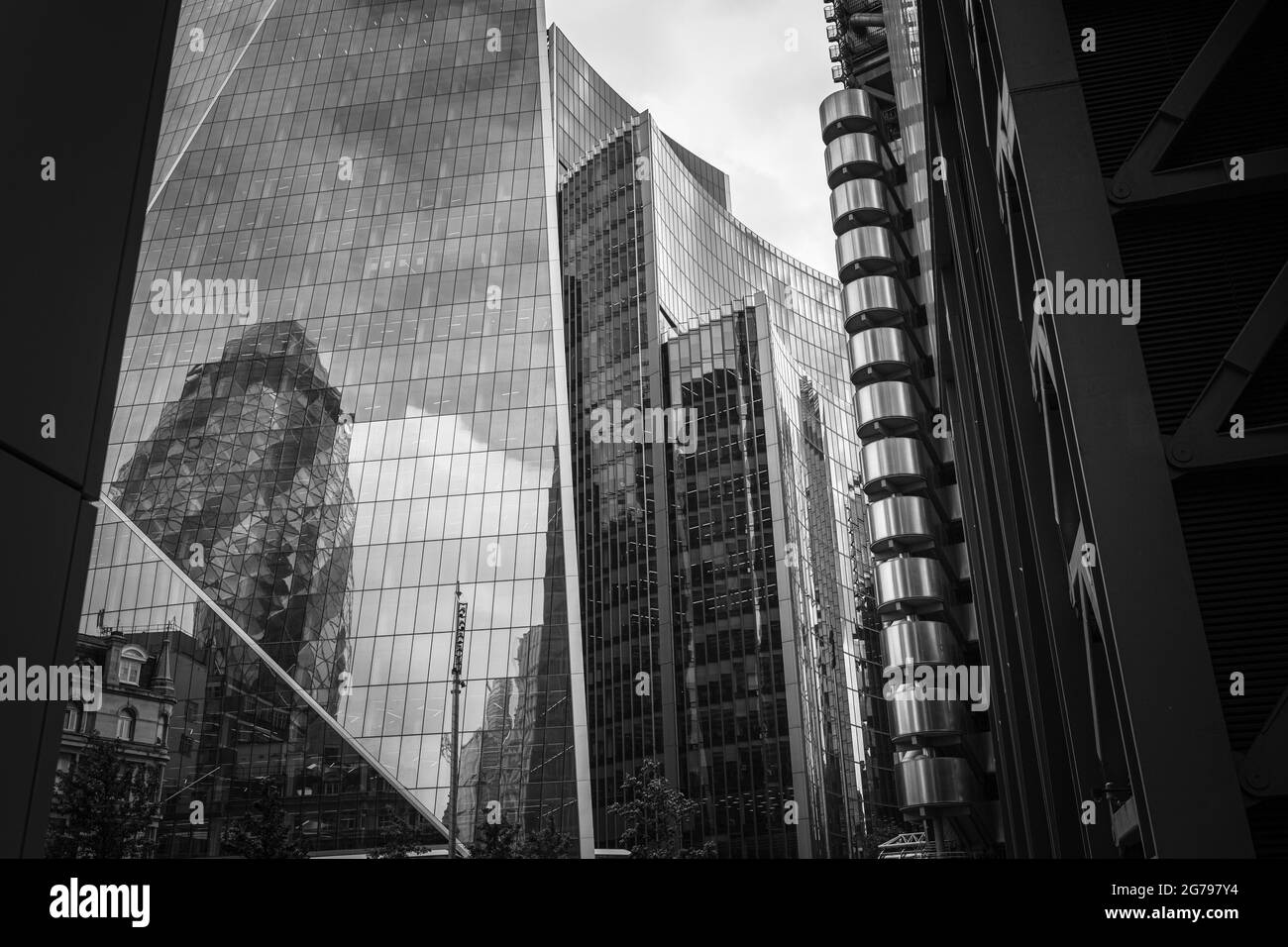 Ville de Londres, quartier financier, images d'architecture, bâtiments bancaires, connexion de l'ancien et moderne, vue du quartier financier sur la Tamise, miroir de verre, façades de fenêtres, immeubles de bureaux Banque D'Images