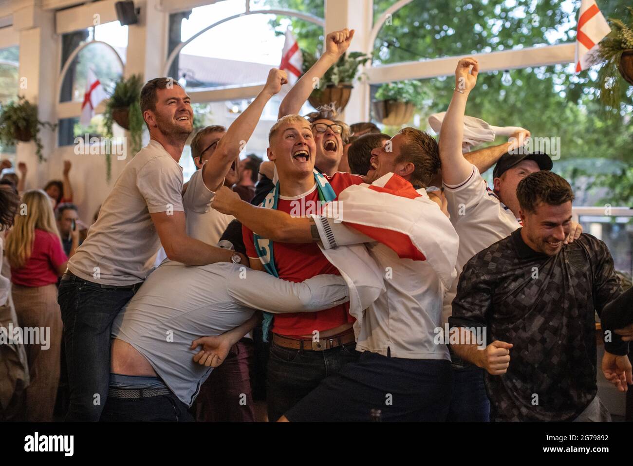 Les fans de football anglais regardent la finale EURO20 entre l'Angleterre et l'Italie dans un pub à Vauxhall, Londres, Angleterre, Royaume-Uni Banque D'Images