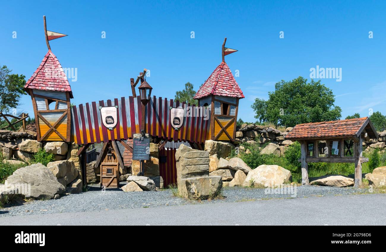 Les légendes de la Suisse saxonne sont racontées de manière ludique et divertissante dans le monde de l'aventure SteinReich. Toute l'année, les clients peuvent parcourir le temps et partir à la chasse au Trésor dans ce monde fabuleux, d'une station d'aventure à l'autre. Banque D'Images