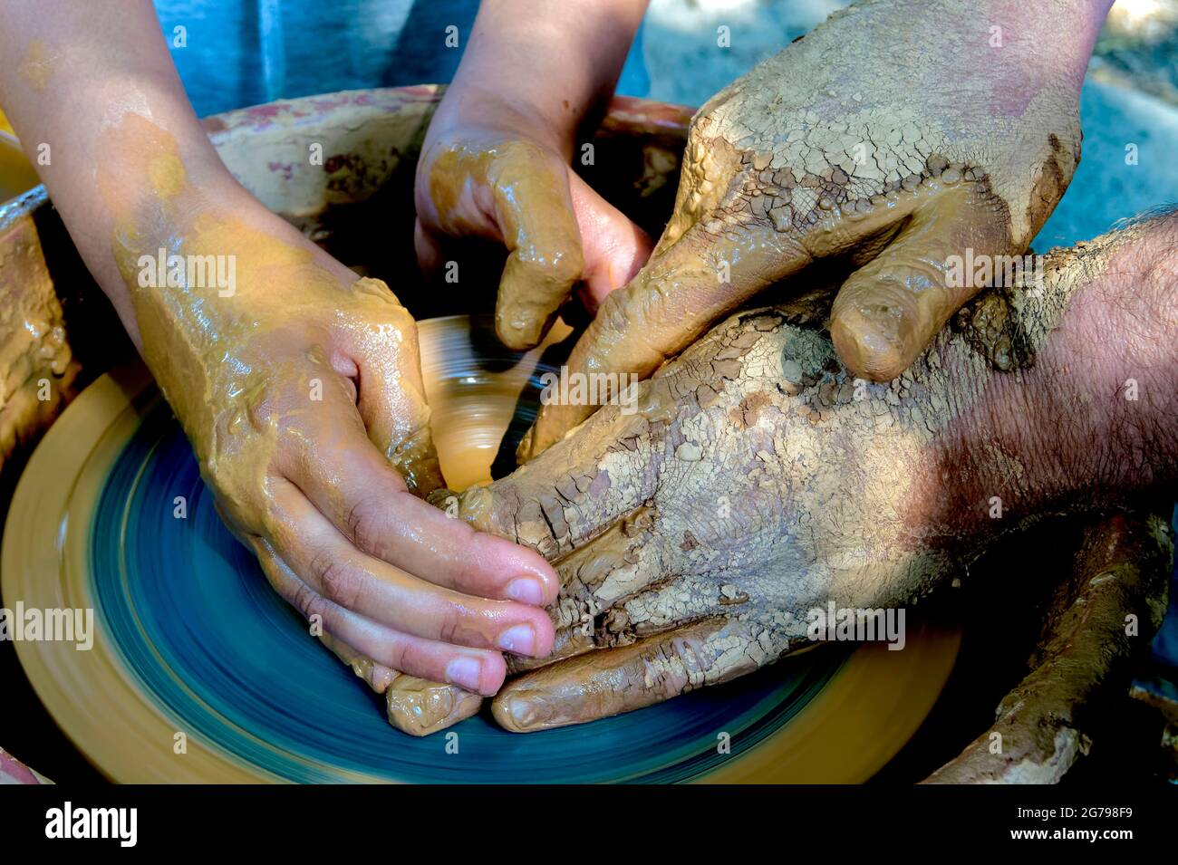 Cours de poterie, fabrication de poteries, gros plan sur les mains, Banque D'Images