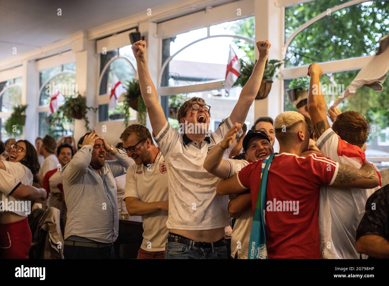 Les fans de football anglais regardent la finale EURO20 entre l'Angleterre et l'Italie dans un pub à Vauxhall, Londres, Angleterre, Royaume-Uni Banque D'Images