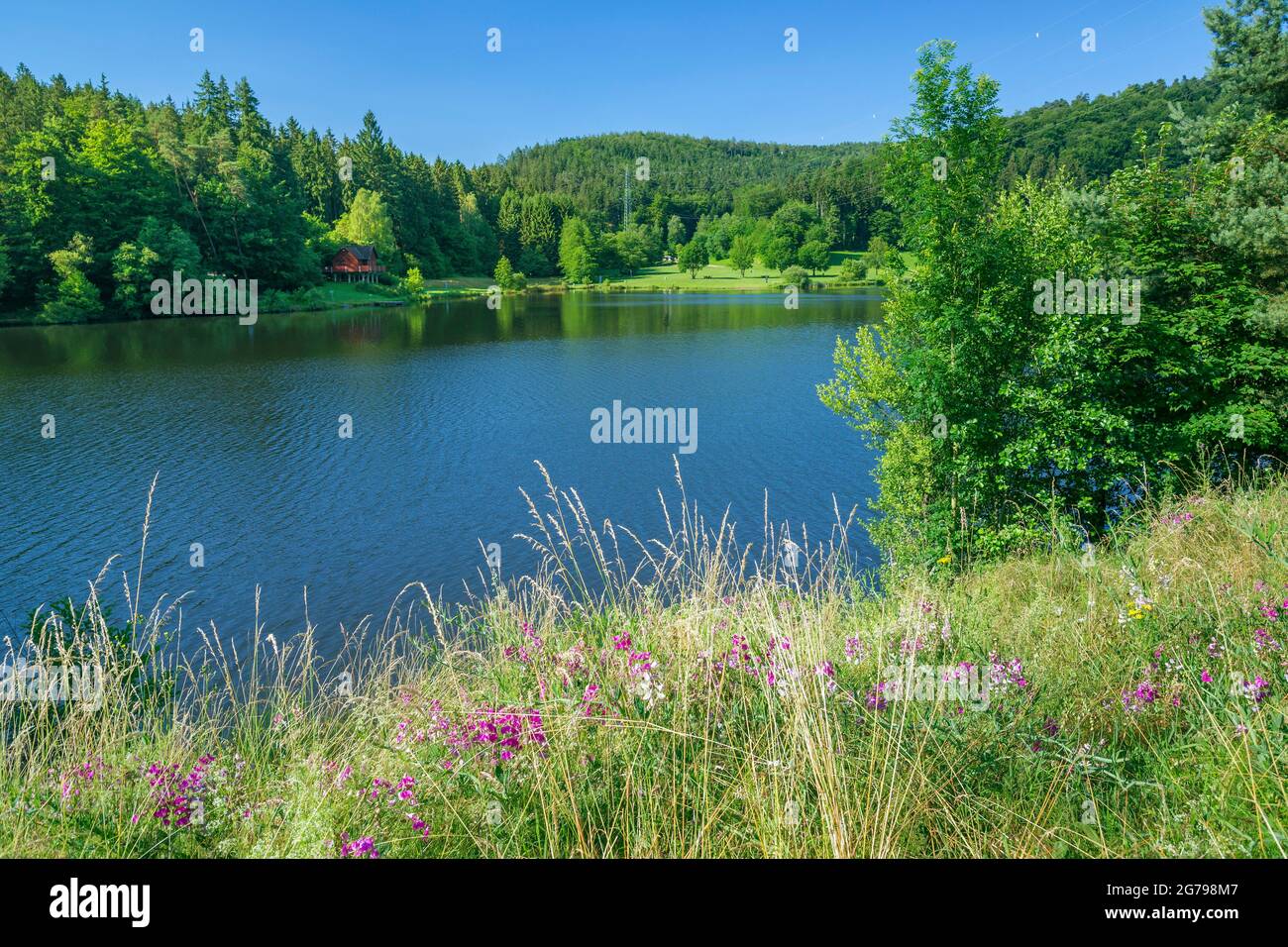 Allemagne, Hesse, Beerfelden-Hetzbach. Réservoir de Marbach près du district de Haisterbach-Marbach à Erbach, bassin de rétention des crues pour réguler le Mümling. Situé dans le parc Geo-nature Bergstrasse-Odenwald, le lac est utilisé comme lac de baignade et pour les sports nautiques. Banque D'Images