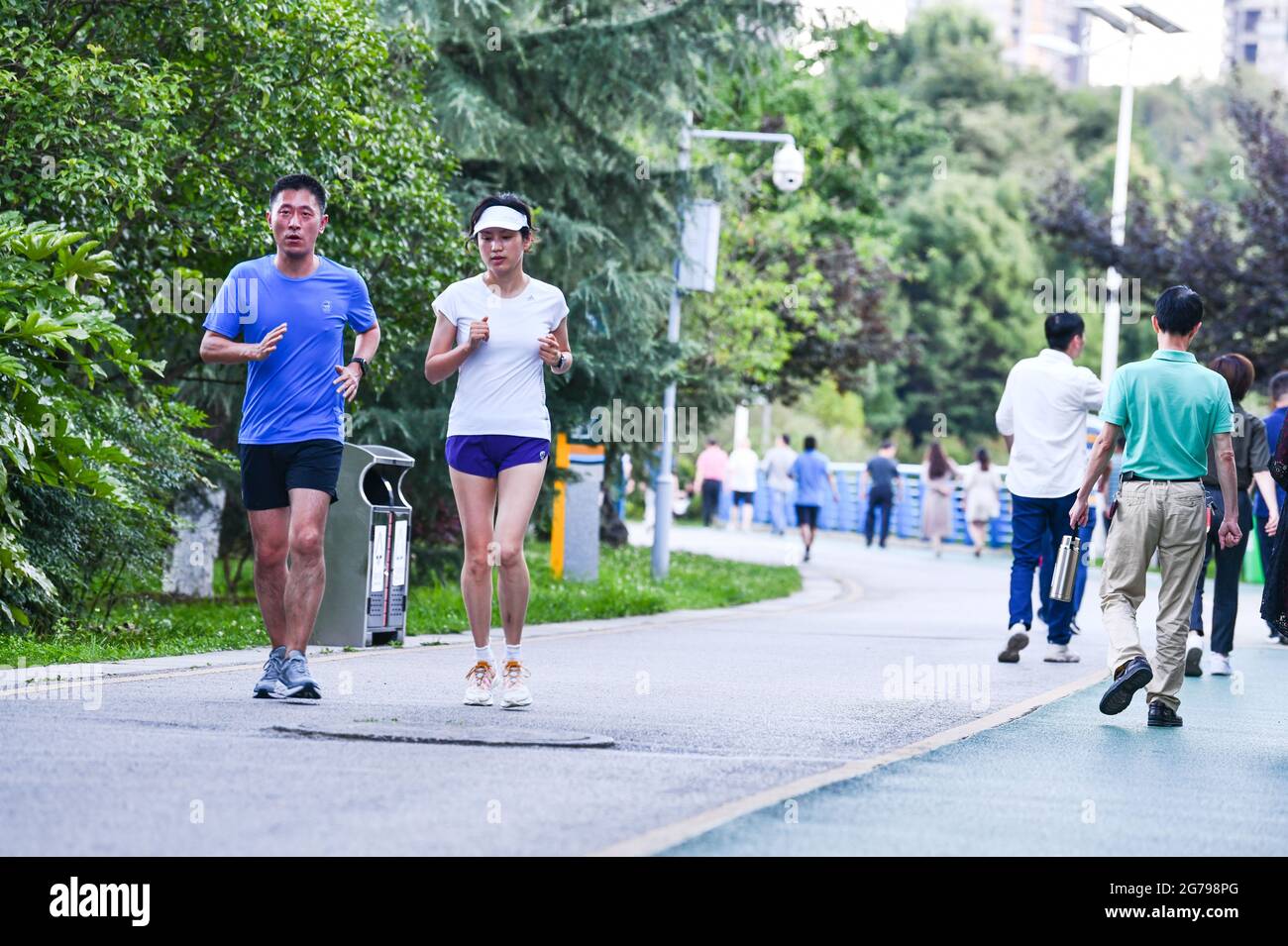 Guiyang, province chinoise de Guizhou. 7 juillet 2021. Les citoyens font de l'exercice physique au parc Guanshanhu, dans la ville de Guiyang, dans la province de Guizhou, au sud-ouest de la Chine, le 7 juillet 2021. Credit: Yang Wenbin/Xinhua/Alamy Live News Banque D'Images