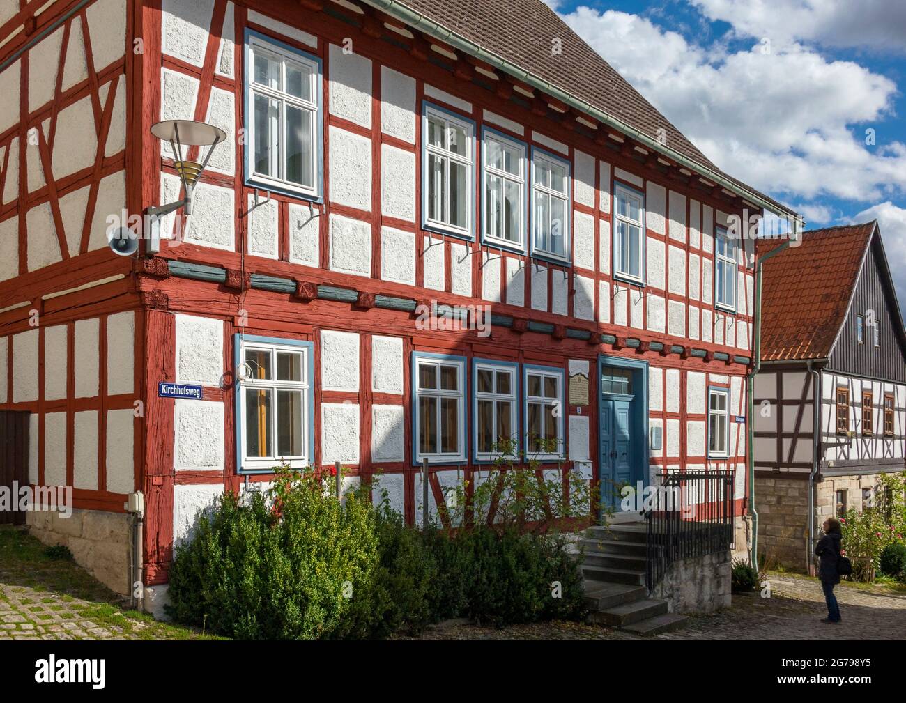 Ummerstadt est (2019) la plus petite ville de Thuringe. La vieille ville historique d'Ummerstadt, avec ses nombreuses maisons à colombages, est un bâtiment classé. La place du marché à l'extrémité supérieure de laquelle est le lieu de naissance de Friedrich Konrad Müller vaut particulièrement la peine d'être vu. Müller, qui s'appelle "üller von der Werra", est le fondateur de l'Association des chanteurs allemands. Banque D'Images