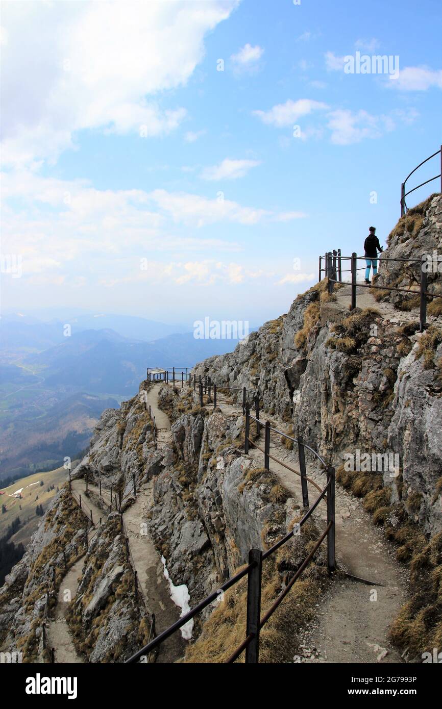 Sentier de randonnée avec serpentines sur Wendelstein, randonneur, jeune femme, 20-25 ans, Mangfall Mountains,Wendelstein, Bayrischzell, haute-Bavière, Bavière, Allemagne,Europe Banque D'Images