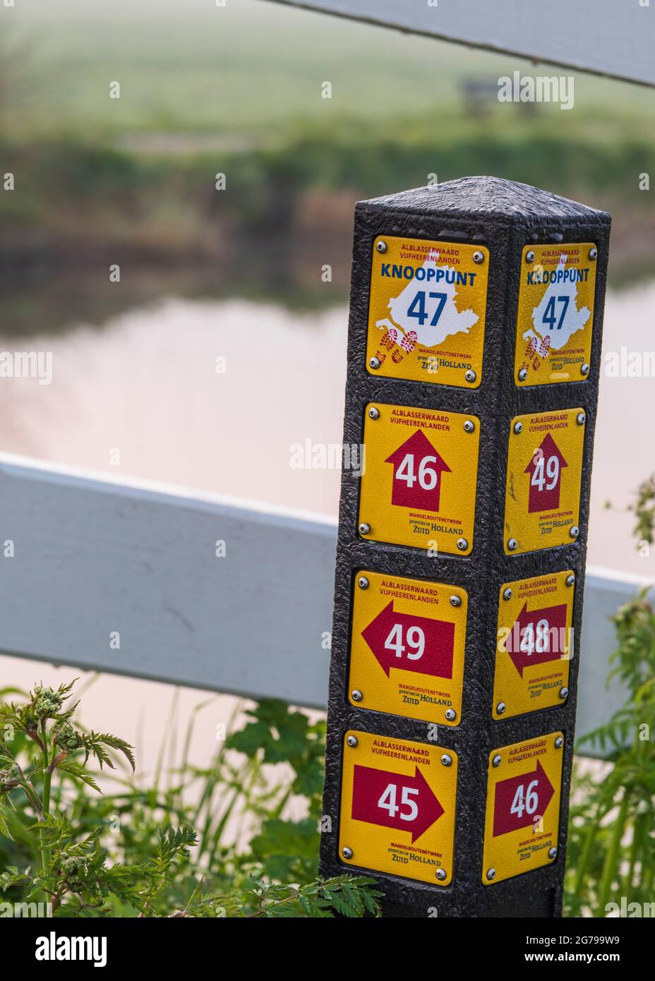 Impressions d'une randonnée printanière au lever du soleil et au brouillard dans le sud de la Hollande, dans la région d'Alblasserwaard Vijfheerenlanden près de Kinderdijk: Indications de la route de randonnée Banque D'Images