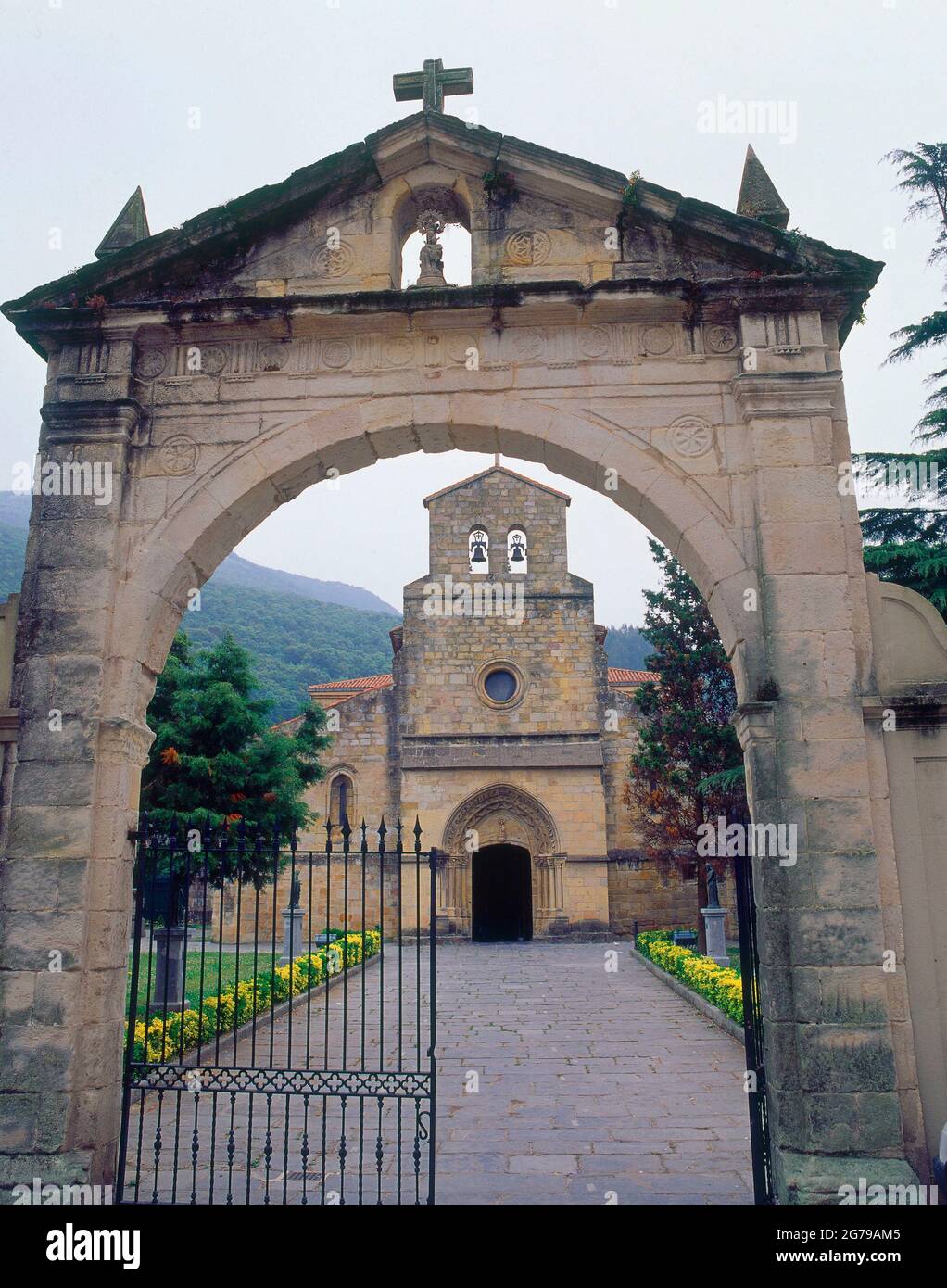 ARCO DE ENTRADA AL RECINTO DE LA IGLESIA. EMPLACEMENT: IGLESIA DE SANTA MARIA DEL PUERTO. Santona. Cantabrie. ESPAGNE. VIRGEN DEL PUERTO. Banque D'Images