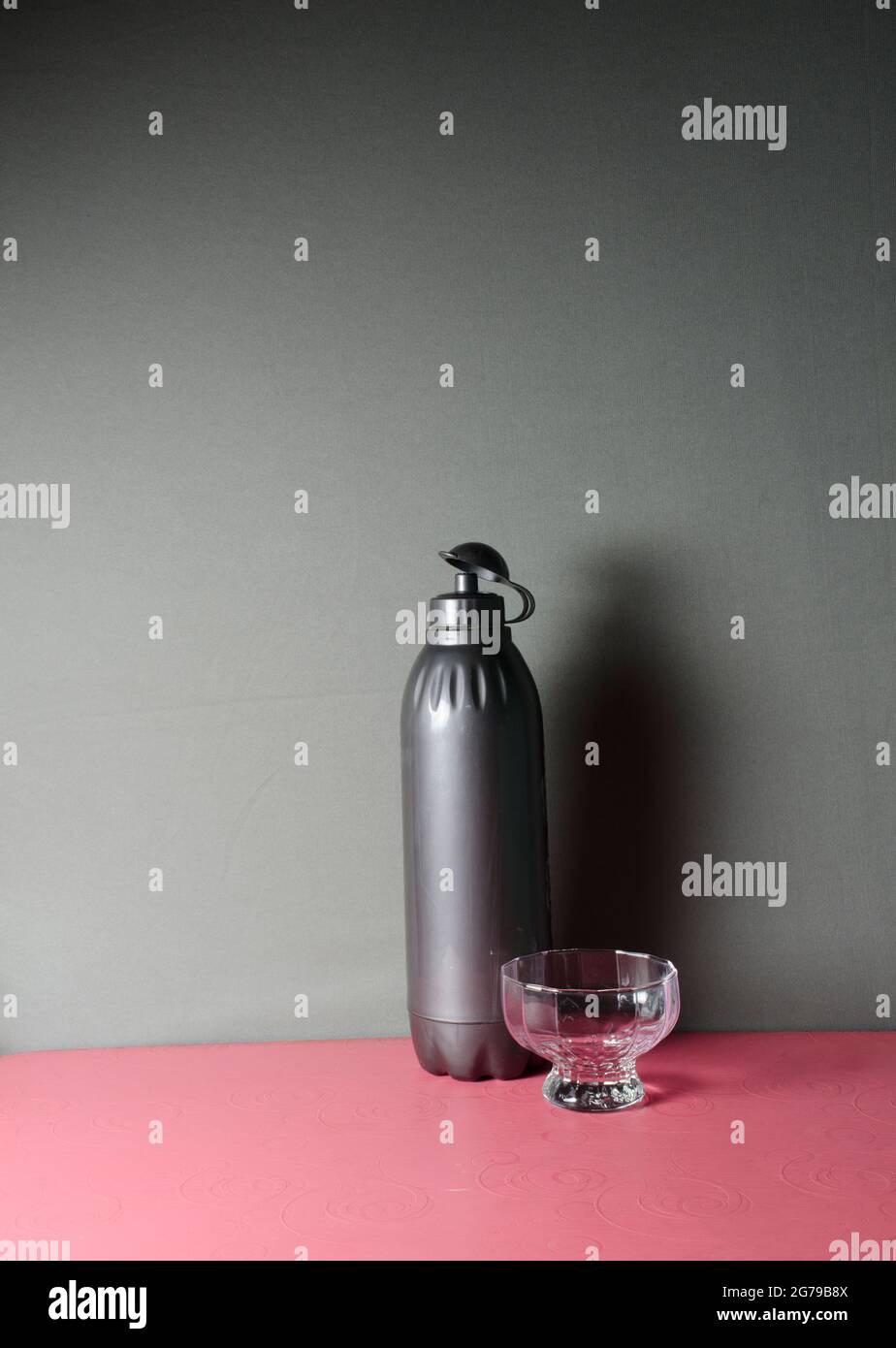Une vie encore plus douce avec une bouteille d'eau et une tasse de désert. Banque D'Images