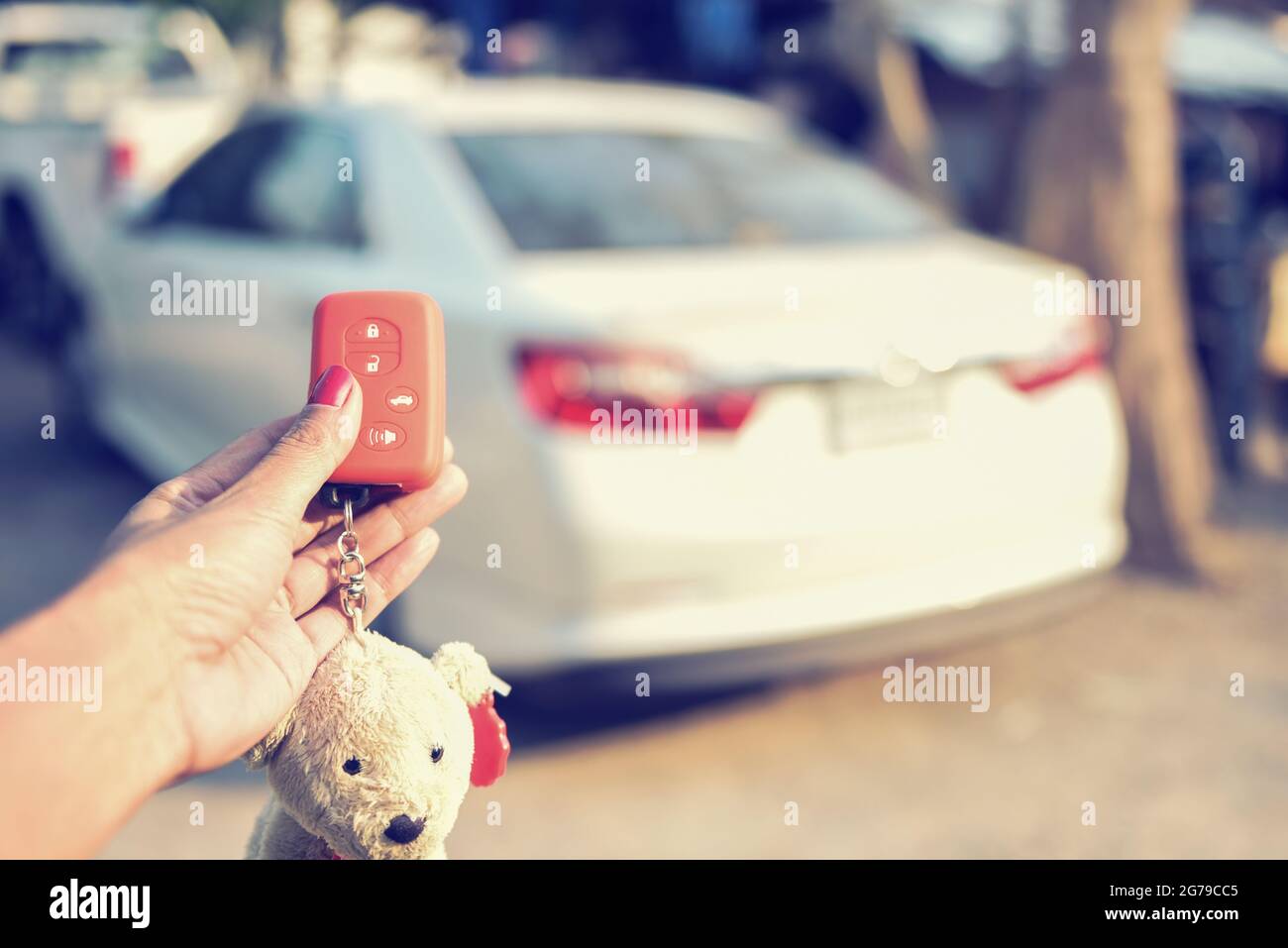 Mise au point sélective des pressions manuelles sur les systèmes d'alarme de voiture à télécommande.traitement croisé et instrugramme de tonalité partagée comme le processus.avec lumière du soleil Banque D'Images