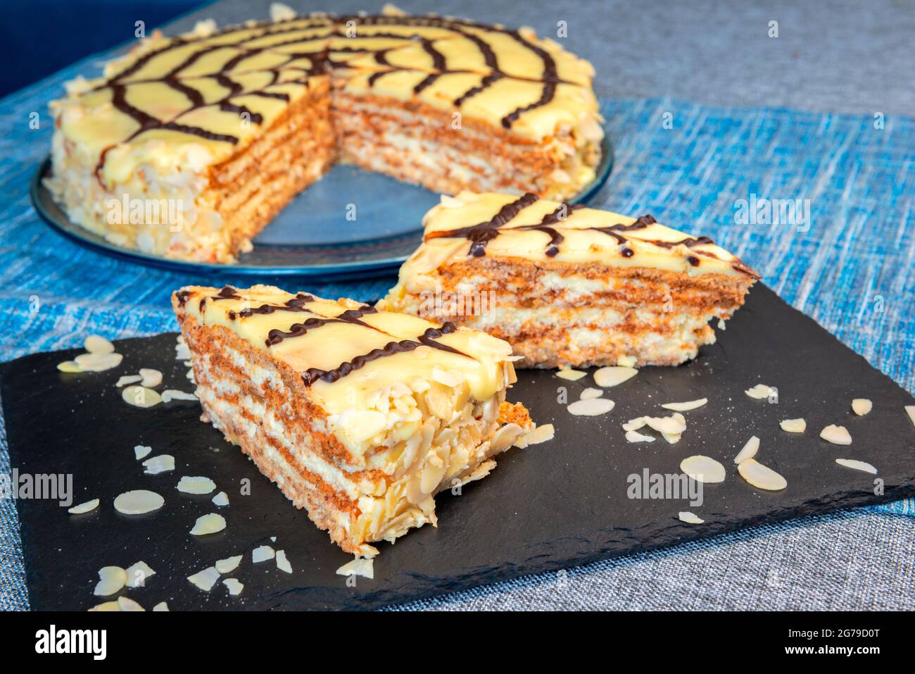 Gateau Traditionnel Hongrois Esterhazy Sur Une Assiette Noire Photo Stock Alamy