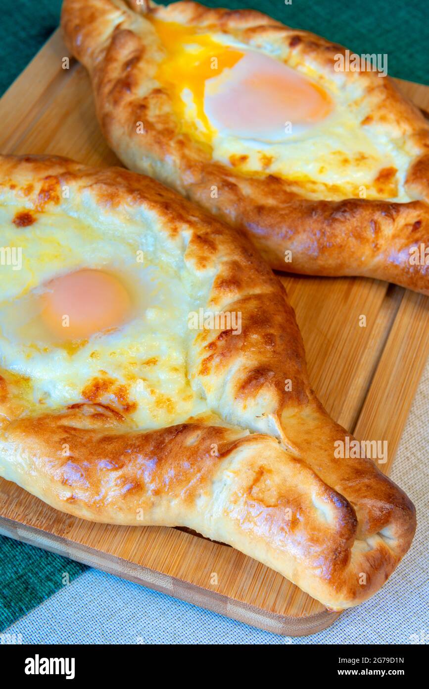 Tarte traditionnelle géorgienne au fromage adjaruli khachapuri Banque D'Images