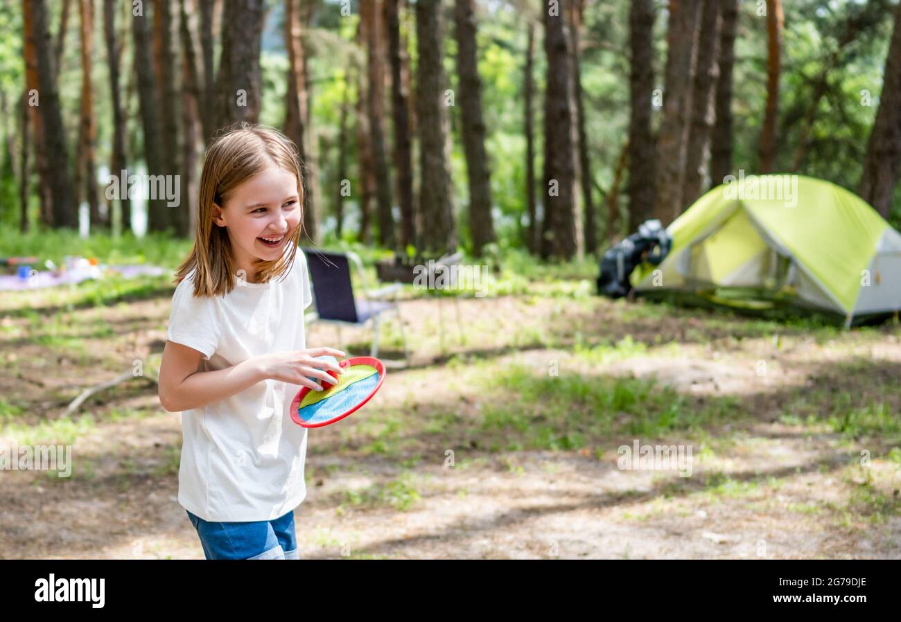 Petite fille en camping Banque D'Images