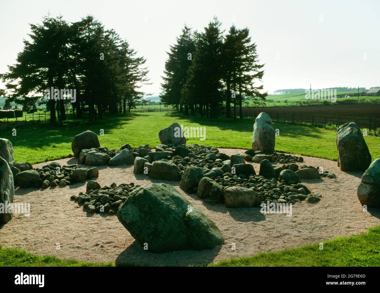 Vue W du cercle de pierre Cullerlie excavé et restauré, Aberdeenshire, Écosse, Royaume-Uni, un anneau de 10,2 m de 8 blocs verticaux contenant 8 bordures de cairns. Banque D'Images