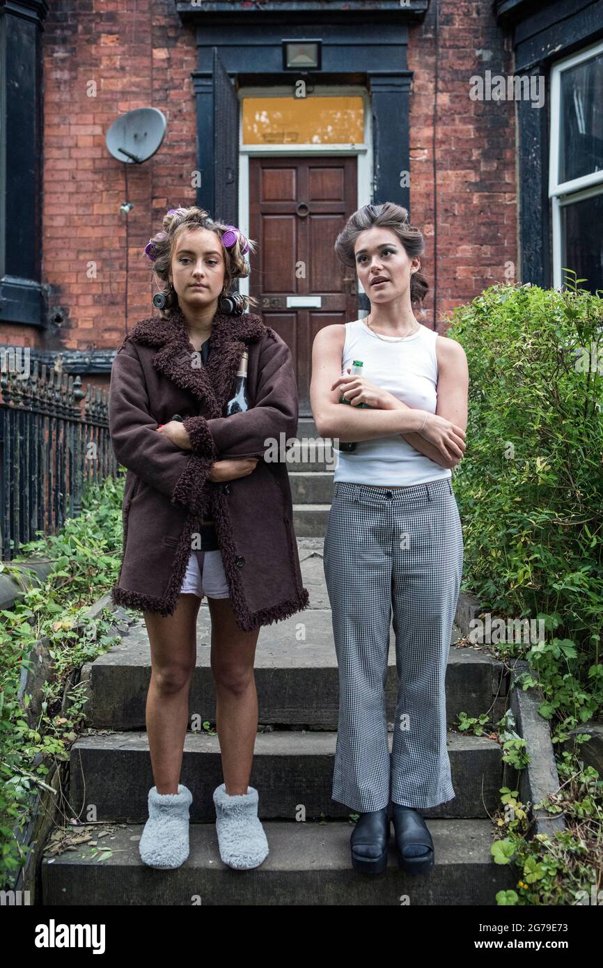 Étudiants de l'Université de Leeds (G-D) Amy Cooke et Issy Goodlace. Vendredi soir dans le quartier des étudiants de Leeds. En raison de la propagation de la variante Delta Headingley a maintenant le plus haut taux d'infection de covid dans le pays. Banque D'Images