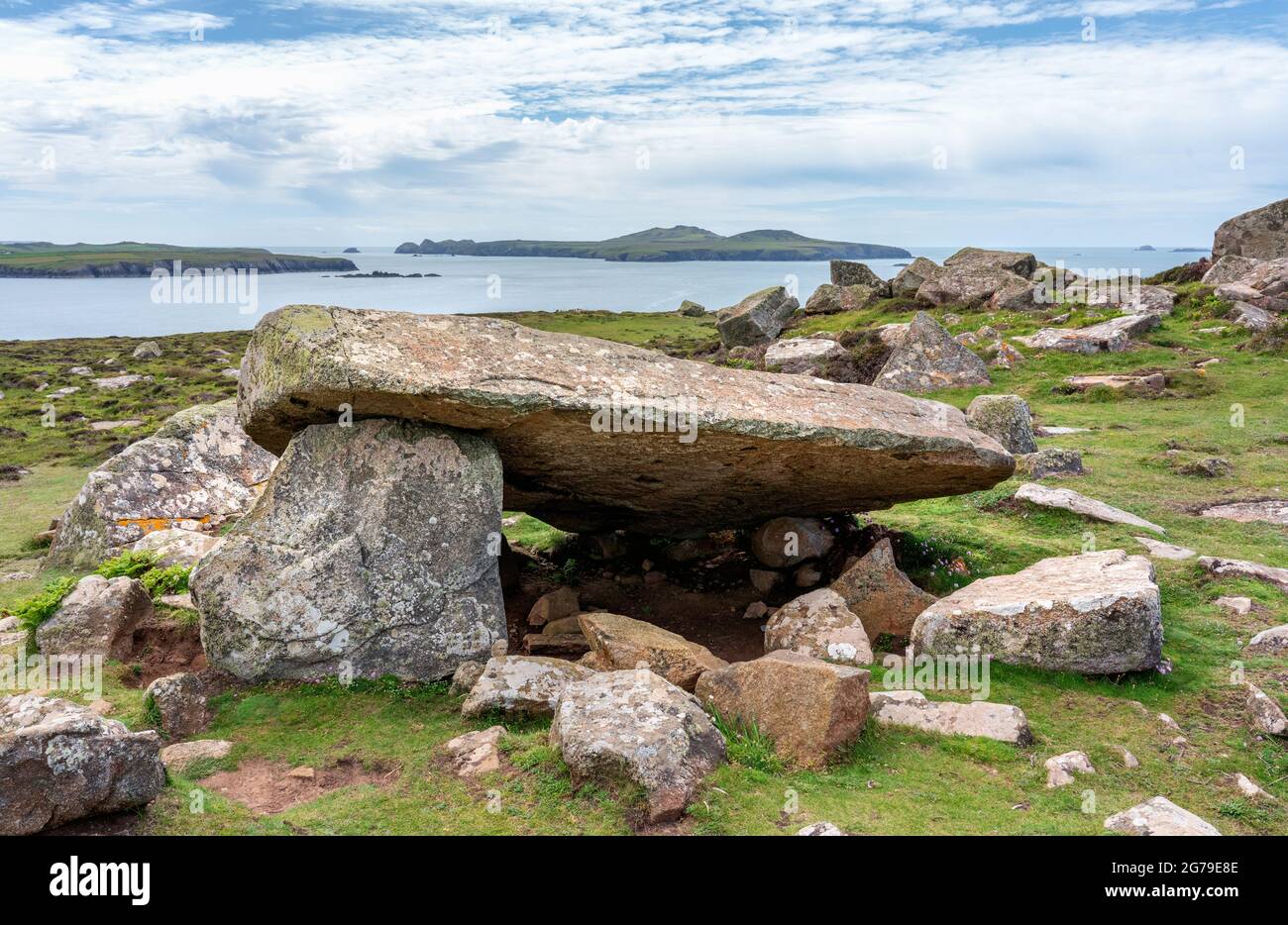 Coetan Arthur ou Arthur's Quoit les vestiges d'une chambre funéraire néolithique sur St David's Head dans Pembrokeshire Royaume-Uni en regardant vers l'île Ramsey Banque D'Images