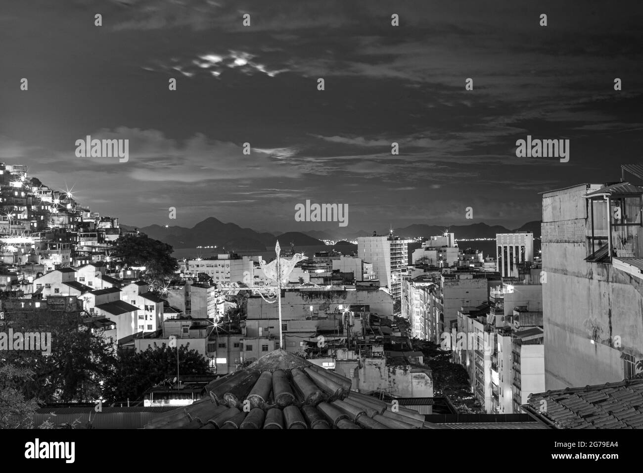Favela Cantagalo à Rio de Janeiro. Les bâtiments résidentiels se sont rassemblés sur une colline, créant un modèle de bâtiments colorés. Banque D'Images