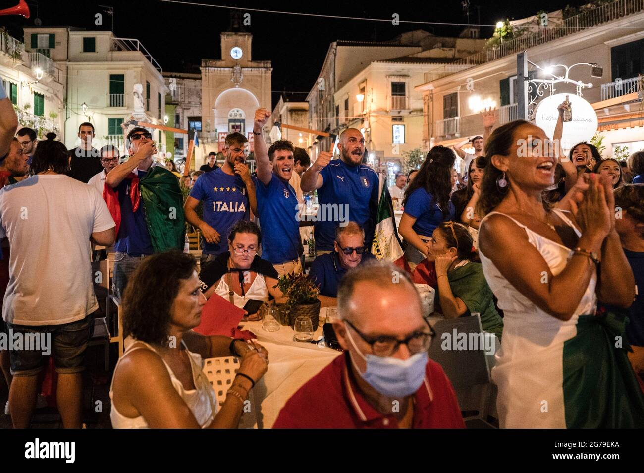 Tropea, Italie. 11 juillet 2021. Fans italiens vus pendant le match.Amid Covid-19 restrictions, les supporters italiens et étrangers regardent l'Italie contre l'Angleterre, Euro 2020 final match, dans les restaurants, cafés et bars à Tropea. La ville touristique de Calabre, sur la 'Côte des Dieuxs', avait été déclarée 'le plus beau hameau d'Italie' en 2021, pour son littoral emblématique. (Photo de Valeria Ferraro/SOPA Images/Sipa USA) crédit: SIPA USA/Alay Live News Banque D'Images