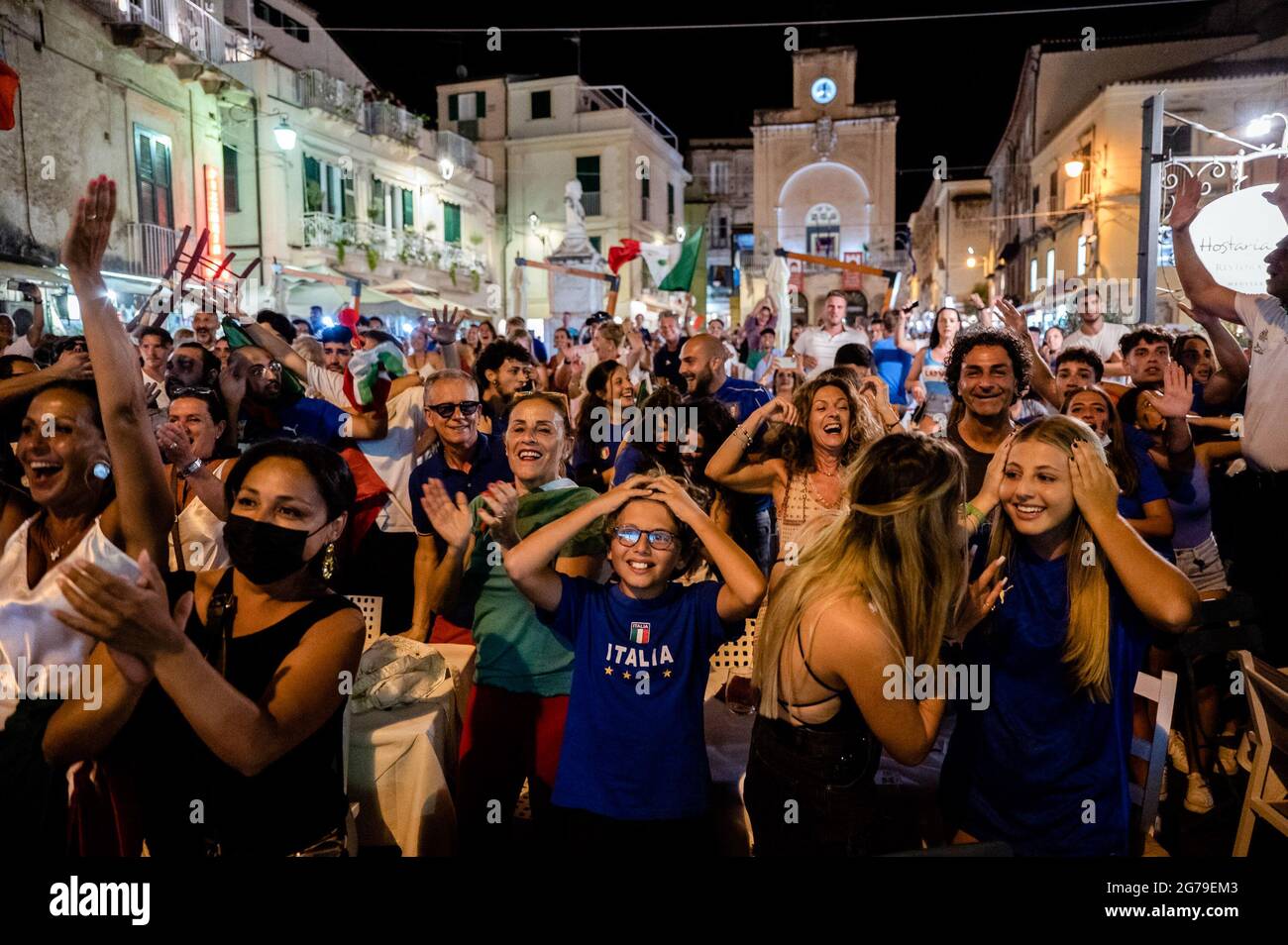 Tropea, Italie. 11 juillet 2021. Les gens s'exclaquent pour les scores finaux de l'Italie.dans les restrictions de Covid-19, les supporters italiens et étrangers regardent l'Italie contre l'Angleterre, le match final de l'Euro 2020, dans les restaurants, les cafés et les bars de Tropea. La ville touristique de Calabre, sur la 'Côte des Dieuxs', avait été déclarée 'le plus beau hameau d'Italie' en 2021, pour son littoral emblématique. (Photo de Valeria Ferraro/SOPA Images/Sipa USA) crédit: SIPA USA/Alay Live News Banque D'Images