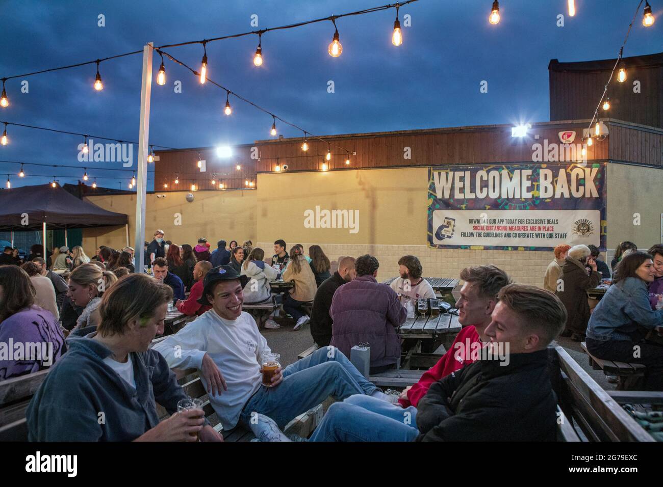 Le club social de Brudnell, propriété de Nathan Clark. Vendredi soir dans le quartier des étudiants de Leeds. En raison de la propagation de la variante Delta Headingley a maintenant le plus haut taux d'infection de covid dans le pays. Banque D'Images