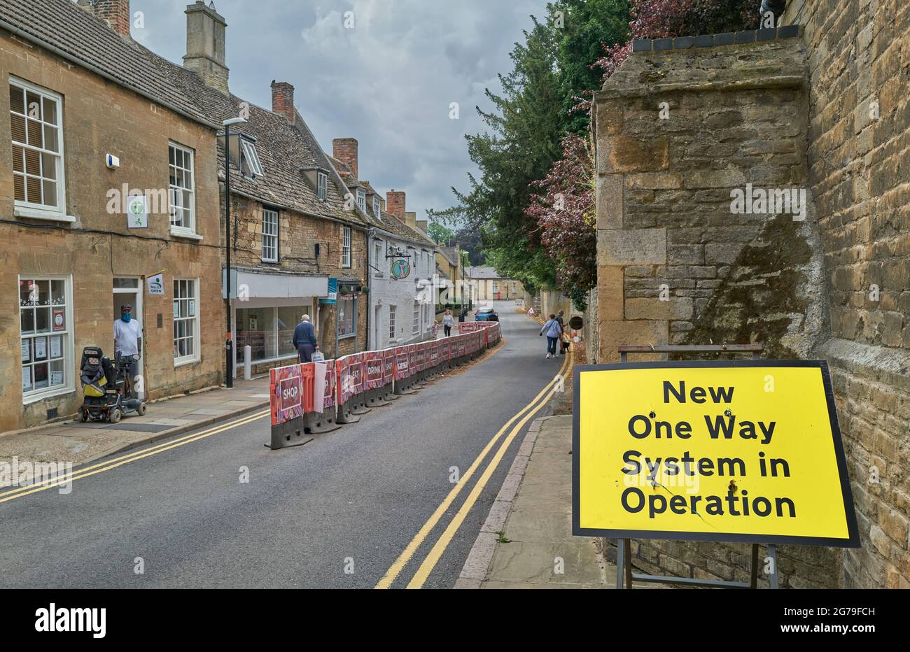 Signez pour un système temporaire à sens unique dans la ville marchande d'Oundle, en Angleterre. Banque D'Images